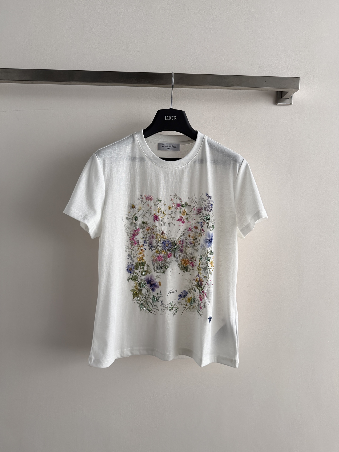 NO:857577,DIO*26SS short-sleeved T-shirt is made of pure cotton, breathable and comfortable, and super friendly for daily wear. The front bow flower pattern is decorated with beading. It is full of artistic sense and has a regular fit. It can accommodate a variety of body types. It is OK with jeans or casual pants. It can easily create an elegant and casual style. It is very suitable for you who like unique designs. SML-, Dior-clothing, dior, dior, jeans, T-shirt, tees, t-shirt,19860909DIO*26SS短袖T恤采用纯棉材质,透气舒适,日常穿着超友好.正面蝴蝶结花卉图案加钉珠装饰,艺术感满满常规版型,包容多种身材,搭配牛仔裤或休闲裤都很OK,轻松打造优雅随性风格,超适合喜欢独特设计的你SML-,迪奥-服装,dior,dior,jeans,T-shirt,tees，t-shirt,,Women's clothing