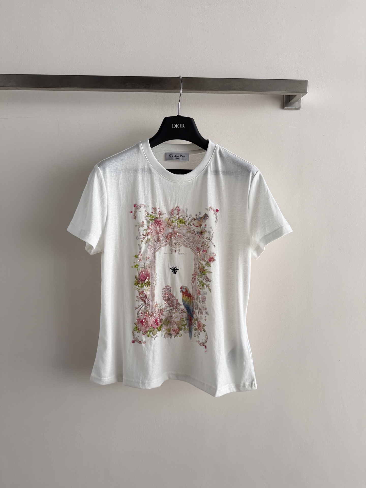 NO:857585,DIO*26SS short-sleeved T-shirt is made of pure cotton, breathable and comfortable, and super friendly for daily wear. The front is decorated with floral patterns and beading. It is full of artistic sense and has a regular fit, which can accommodate a variety of body types. It is OK with jeans or casual pants. It can easily create an elegant and casual style. It is very suitable for you who like unique designs. SML-, Dior-clothing, dior, dior, jeans, T-shirt, tees, t-shirt,19860909DIO*26SS短袖T恤采用纯棉材质,透气舒适,日常穿着超友好.正面花卉图案加钉珠装饰 艺术感满满常规版型,包容多种身材,搭配牛仔裤或休闲裤都很OK,轻松打造优雅随性风格,超适合喜欢独特设计的你SML-,迪奥-服装,dior,dior,jeans,T-shirt,tees，t-shirt,,Women's clothing