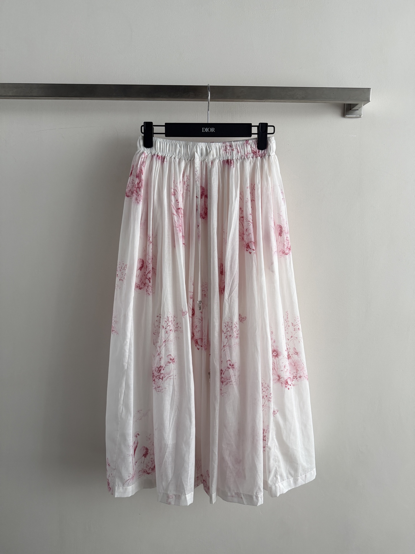 NO:857537,Dio*26SS series new pink floral skirt, with milky white bottom and cherry blossom pink flowers, full of spring atmosphere!  The poplin cotton material is light and breathable, and the pleated skirt is flexible and elegant, giving you a fairy-like air when you walk. The mid-length design is easy to manage for commuting, dating, and afternoon tea. Pair it with a shirt of the same series or a simple top, and you can easily get a gentle and elegant temperament!  It is a high-end fashion item. Exquisite girls must buy SML, Dior-clothing, dior, dior, skirts, shirts,19860909Dio*26SS系列新款粉色花卉半身裙,奶白底配樱花粉花卉,春日氛围感满满！府绸棉材质轻盈透气,百褶裙摆灵动飘逸,走路自带仙气.中长款设计,通勤、约会、下午茶都能轻松驾驭,搭配同系列衬衫或简约上衣,温柔优雅气质轻松get！属于高端时尚单品,精致女孩必入SML,迪奥-服装,dior,dior,skirts,shirts,,Women's clothing