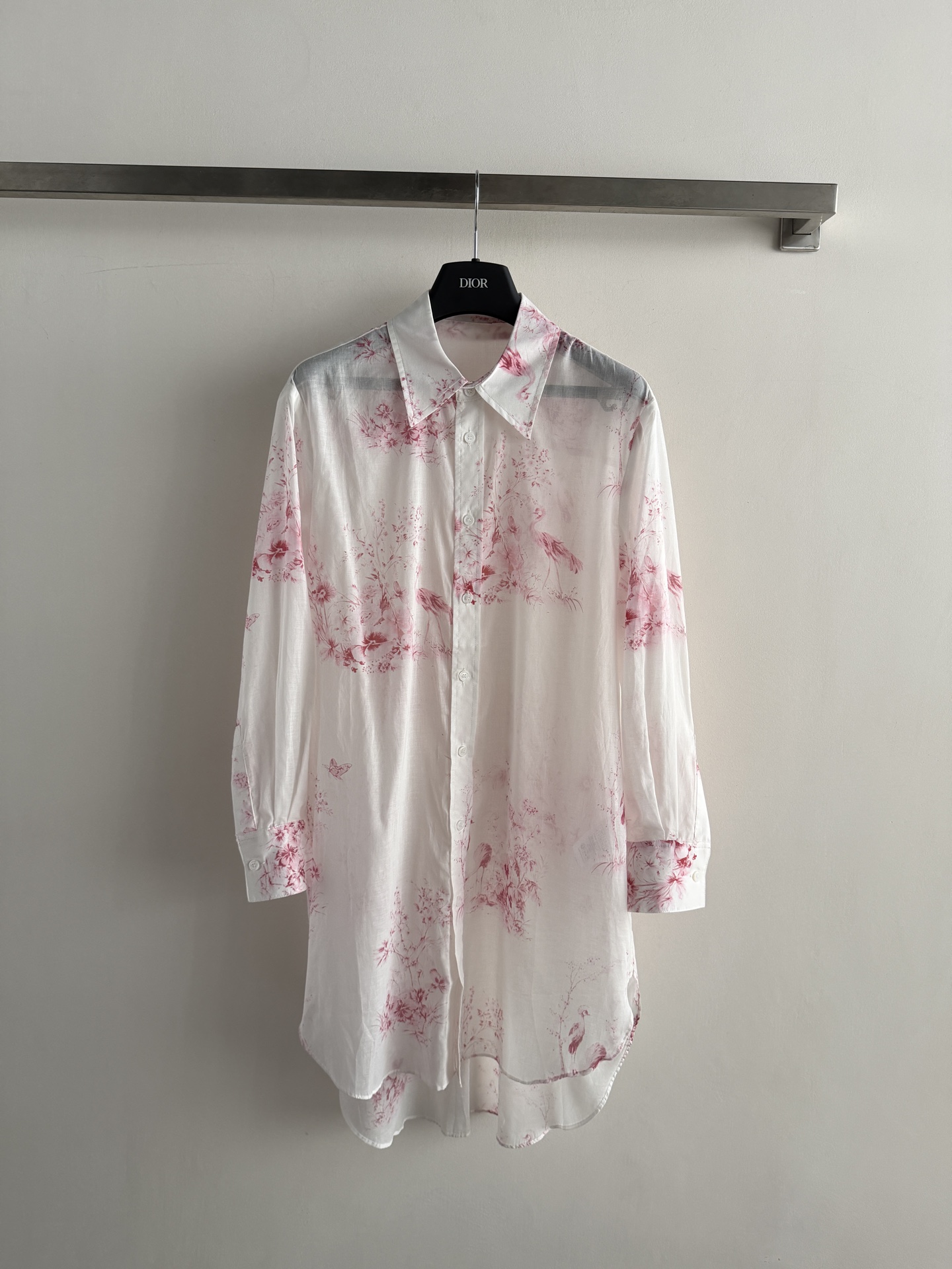 NO:857548,Dio*2026 early autumn series pink floral print shirt, milk white base with cherry blossom pink flowers, full of spring atmosphere!  The poplin cotton material is light and breathable, and it is super comfortable to wear in spring and summer. The long and loose version is OK to wear alone or as an outer layer. It is casual and elegant. The French romantic design can be easily used for commuting, dating, and afternoon tea. Pair it with the same series of skirts or simple accessories, and you can easily get a gentle and elegant look!  SML,Dior-clothing,dior,dior,skirts,shirts,19860909Dio*2026早秋系列粉色花卉印花衬衫,奶白底配樱花粉花卉,春日氛围感满满！府绸棉材质轻薄透气,春夏穿超舒服～长款宽松版型,单穿or外搭都OK,随性优雅兼具.法式浪漫设计,通勤、约会、下午茶都能轻松驾驭,搭配同系列半裙或简约配饰,温柔贵气轻松get！SML,迪奥-服装,dior,dior,skirts,shirts,,Women's clothing