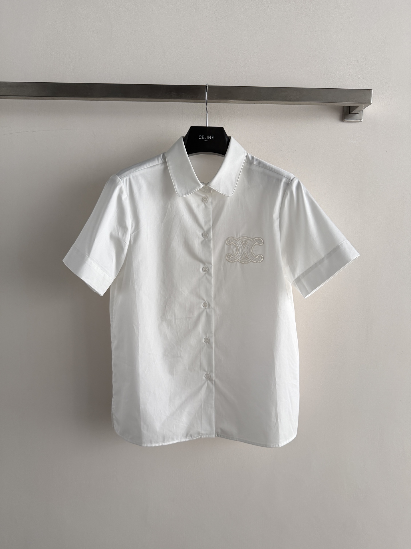 NO:857529,CELIN*26 new Arc de Triomphe embroidered short-sleeved shirt, made of high-quality pure cotton, soft and breathable, super comfortable to wear in spring and summer!  The simple lapel + short-sleeved design can be easily used for daily commuting or leisure. The Arc de Triomphe embroidery on the chest is very recognizable, with perfect details, and the loose fit covers the flesh. It is elegant and casual when paired with high-waisted pants or skirts ~ Comfortable but not outdated, a must-have for fashionistas!  SML, Celine-clothing,celine,celine,skirts,shirts,T-shirt,19860909CELIN*26新款凯旋门刺绣短袖衬衫,采用高品质纯棉,柔软透气,春夏穿超舒服！简约翻领+短袖设计,日常通勤或休闲都能轻松驾驭.胸前凯旋门刺绣超有辨识度,细节满分,版型宽松遮肉,搭配高腰裤或半裙都很优雅随性～舒适又不过时,时髦精必入！SML,赛琳-服装,celine,celine,skirts,shirts,T-shirt,,Women's clothing