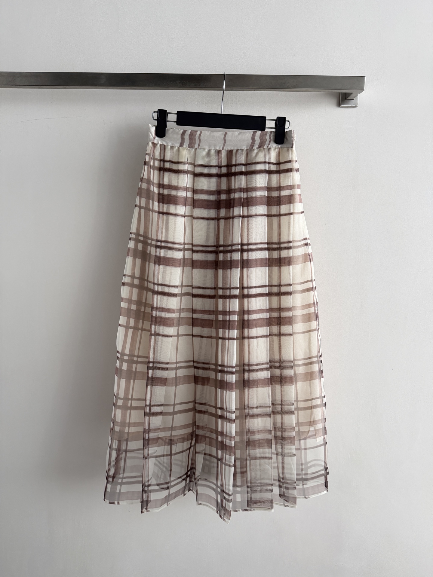 NO:857491,Brunello Cucinell*26SS plaid silk skirt is made of high-quality silk, light and draped, smooth to the touch, slightly shiny and super elegant. Beige + brown plaid, retro and eye-catching, A-line high-waist design to modify the body shape, elegant and flexible skirt, with a sense of atmosphere when walking. Silk is breathable and skin-friendly, super comfortable to wear in summer, paired with knitted or linen tops, you can easily get French lazy style, perfect for commuting and vacation!  SML,women's clothing,brunello cucinelli,skirts,real silk,19860909Brunello Cucinell*26SS格纹真丝半裙,采用高品质真丝,轻盈垂坠,触感柔滑,微光泽超优雅.米色+棕色格纹,复古又耐看,A字高腰设计修饰身形,裙摆飘逸灵动,走路自带氛围感.真丝透气亲肤,夏天穿超舒服,搭配针织或亚麻上衣,轻松get法式慵懒风,通勤度假都很适合！SML,女装,brunello cucinelli,skirts,real silk,,Women's clothing