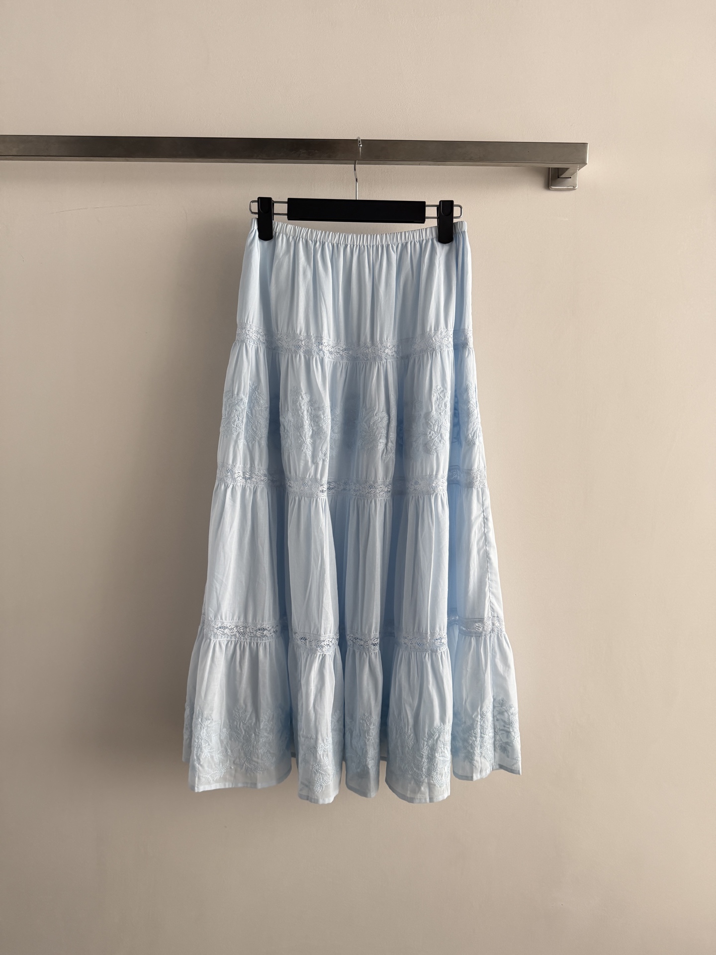 NO:857500,New French resort style light blue skirt, high waist design + multi-layer cake skirt, flattering legs and making you look slimmer!  The pure cotton material is soft and breathable, making it super comfortable to wear in spring and summer. Exquisite embroidery + lace splicing, full of details, elegant and romantic. The skirt length is moderate, making it easy to manage commuting, dating, and vacations. Pair it with a plain top or sweater, and you can easily get a gentle temperament!  SML,women's clothing,skirts,19860909新款法式度假风浅蓝色半身裙,高腰设计+多层蛋糕裙摆,修饰腿型超显瘦！纯棉材质柔软透气,春夏穿超舒服.精致刺绣+蕾丝拼接,细节满满,优雅又浪漫.裙长适中,通勤、约会、度假都能轻松驾驭,搭配素色上衣或针织衫,温柔气质轻松get！SML,女装,skirts,,Women's clothing