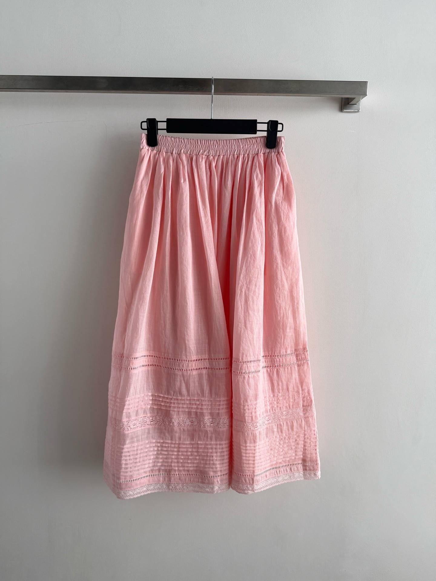 NO:857509,The new ramie embroidered skirt is made of ramie fabric, breathable and comfortable, perfect for spring and summer!  The skirt is embroidered with lace, full of details and layered. The high-waisted elastic design is slim and tolerant to the figure. The A-line mid-length skirt is easy to wear for commuting and leisure. The color is fresh and versatile, and it looks elegant with a T-shirt or shirt~SML, women's clothing, skirts, shirts, tees, t-shirt,19860909新款苎麻刺绣半身裙,采用苎麻面料,透气又舒适,春夏穿超合适！裙摆蕾丝刺绣,细节满满,层次感up.高腰松紧设计,显瘦又包容身材,A字中长款裙型,通勤休闲都能轻松驾驭.颜色清新百搭,随手搭T恤或衬衫就很优雅～SML,女装,skirts,shirts,tees，t-shirt,,Women's clothing