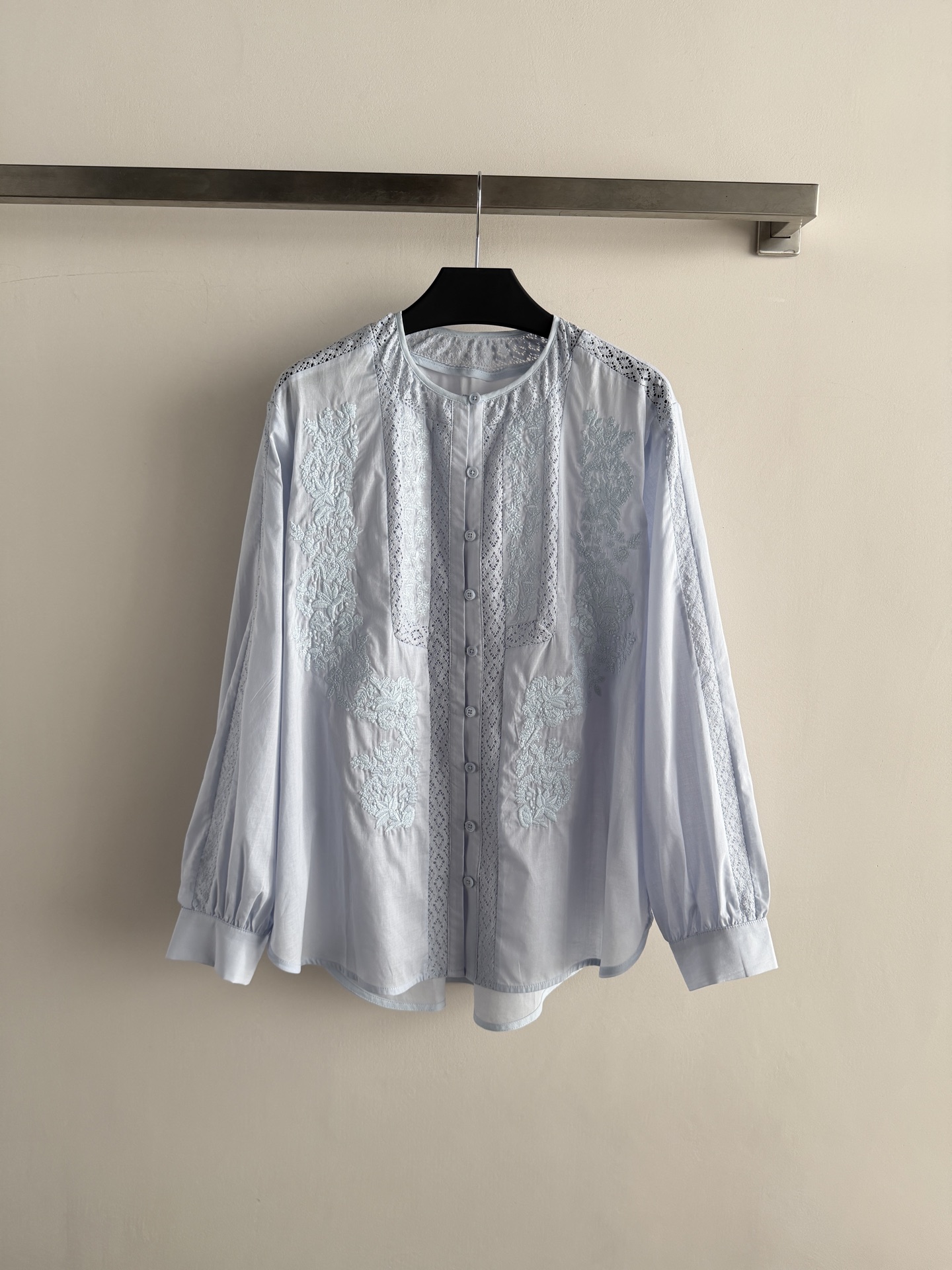 NO:857519,New French hollow embroidered shirt, made of 100% cotton, light and breathable, perfect for spring and summer!  Exquisite hollow embroidery + lace splicing, French retro-style round neck + loose fit, easy to control for daily commuting, vacations, and photo shoots~ The embroidery details are super artistic, romantic and practical, and it is a versatile item with both design and comfort!  SML,women's clothing,shirts,19860909新款法式镂空刺绣衬衫,全棉材质,轻薄透气超适合春夏！精致镂空刺绣+蕾丝拼接,法式复古感满满圆领+宽松版型,日常通勤、度假、拍照都能轻松驾驭～刺绣细节超有艺术感,浪漫又实用,是设计感与舒适度兼具的百搭单品！SML,女装,shirts,,Women's clothing