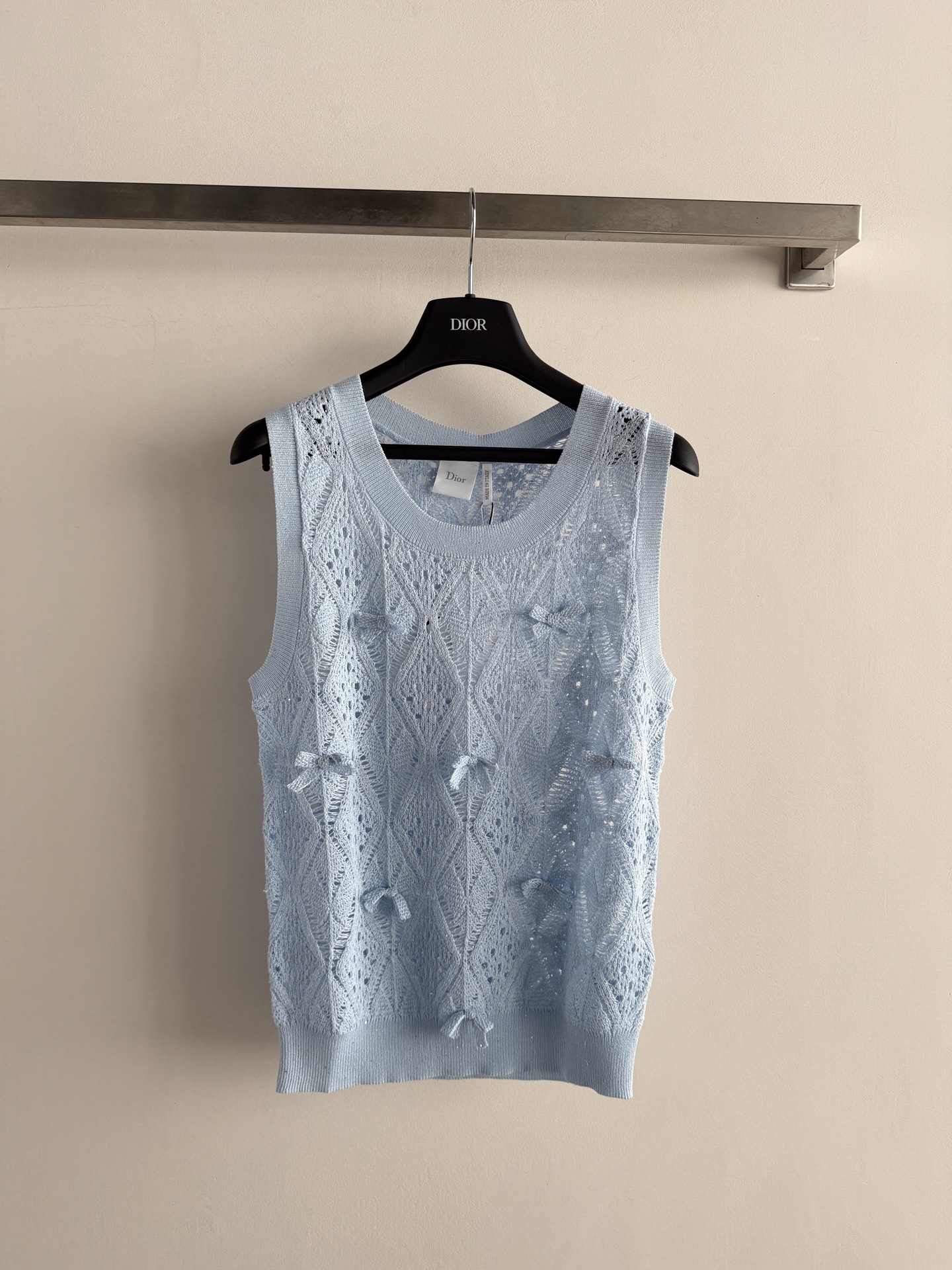 NO:857562,DIO*'s new hollow knitted vest is embellished with bows and has a sweet French atmosphere. It is made of Tencel cotton blend, soft and breathable, and super comfortable to wear in summer!  The round neck is slightly loose, and the shoulder line is modified, making it slim and versatile. The hollow crochet craftsmanship and exquisite details can be easily used for commuting, dating, and vacation ~ Pair it with a skirt or jeans, it is fresh, elegant and easy to get!  SML,Dior-clothing,dior,dior,skirts,jeans,19860909DIO*新款镂空针织背心,蝴蝶结点缀,法式甜美氛围感满分.天丝棉混纺,柔软透气,夏天穿超舒服！圆领微宽松版型,修饰肩线,显瘦又百搭.镂空钩花工艺,细节精致,通勤、约会、度假都能轻松驾驭～搭配半裙或牛仔裤,清新优雅轻松get！SML,迪奥-服装,dior,dior,skirts,jeans,,Women's clothing