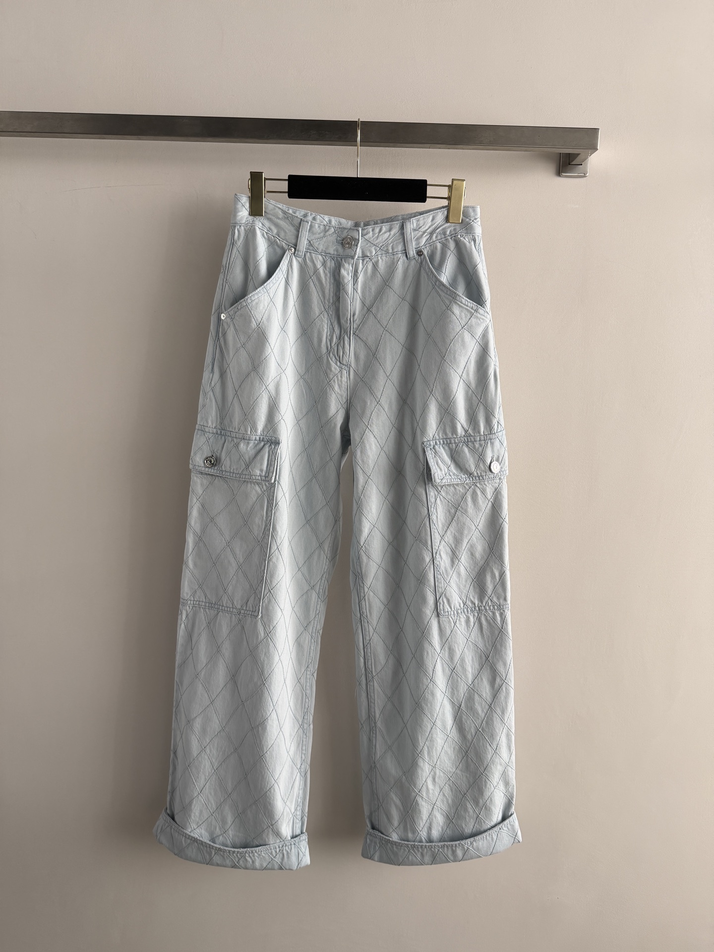 NO:865706,Chane*2026 Coco Beach series jeans, light blue wash + diamond quilting, highly recognizable!  The loose wide-leg workwear style, the large side pockets are super practical, and the custom hardware buckle details are perfect. It is both casual and sophisticated, and it is great for daily wear or vacation style. It can easily create a fashionable atmosphere. SML, Chanel-clothing, chanel, chanel, jeans,19860909Chane*2026 Coco Beach系列牛仔裤,浅蓝水洗+菱格纹绗缝,辨识度超高！宽松阔腿工装版型,侧边大口袋超实用,定制五金扣细节满分.休闲与精致兼具,日常穿搭或度假造型都很出彩,轻松打造时髦氛围感SML,香奈儿-服装,chanel,chanel,jeans,,Women's clothing