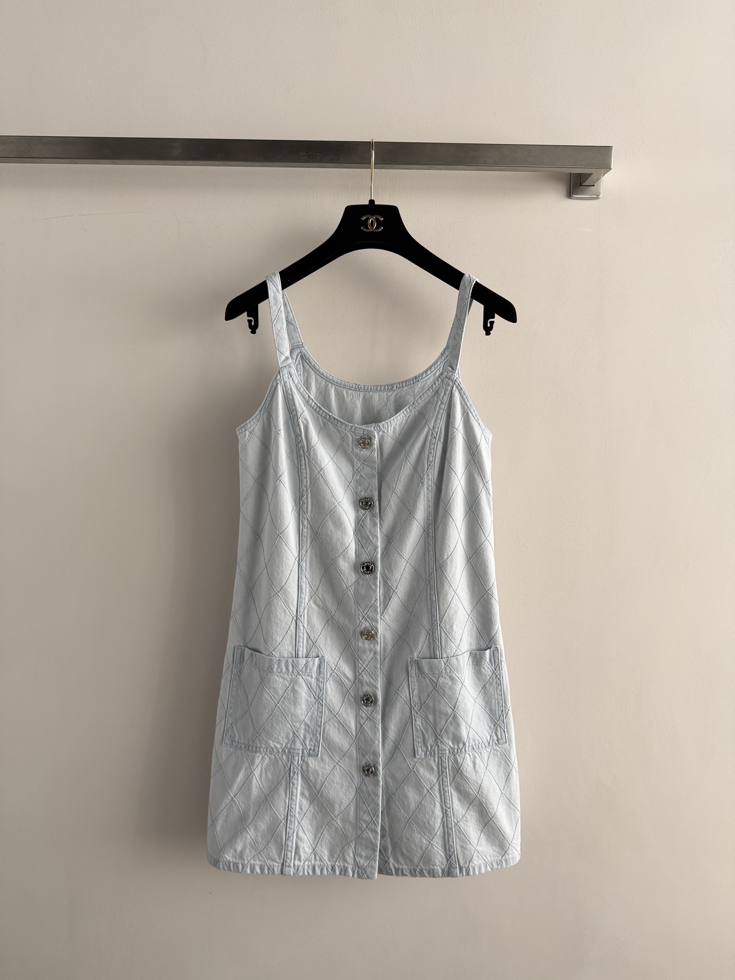 NO:865720,CHANE*26 new beach series light blue diamond denim suspender skirt, classic light blue denim + diamond stitching, fresh and recognizable. Front button placket, double pockets are practical and good-looking, suitable for all body shapes. The skirt is moderate in length and super comfortable to wear in summer. It can be easily controlled whether it is a beach vacation or daily outing. It goes great with sandals or white shoes. A must-have for fashionistas!  SML,Chanel-clothing,chanel,chanel,sandals,skirts,19860909CHANE*26新款沙滩系列浅蓝菱格牛仔吊带裙,经典浅蓝牛仔+菱格纹缝线,清新又有辨识度.正面纽扣开襟,双口袋实用又好看,适合各种身形.裙长适中,夏天穿超舒服,无论海边度假还是日常出街都能轻松驾驭,搭配凉鞋或小白鞋都很赞.时髦精必入！SML,香奈儿-服装,chanel,chanel,sandals,skirts,,Women's clothing