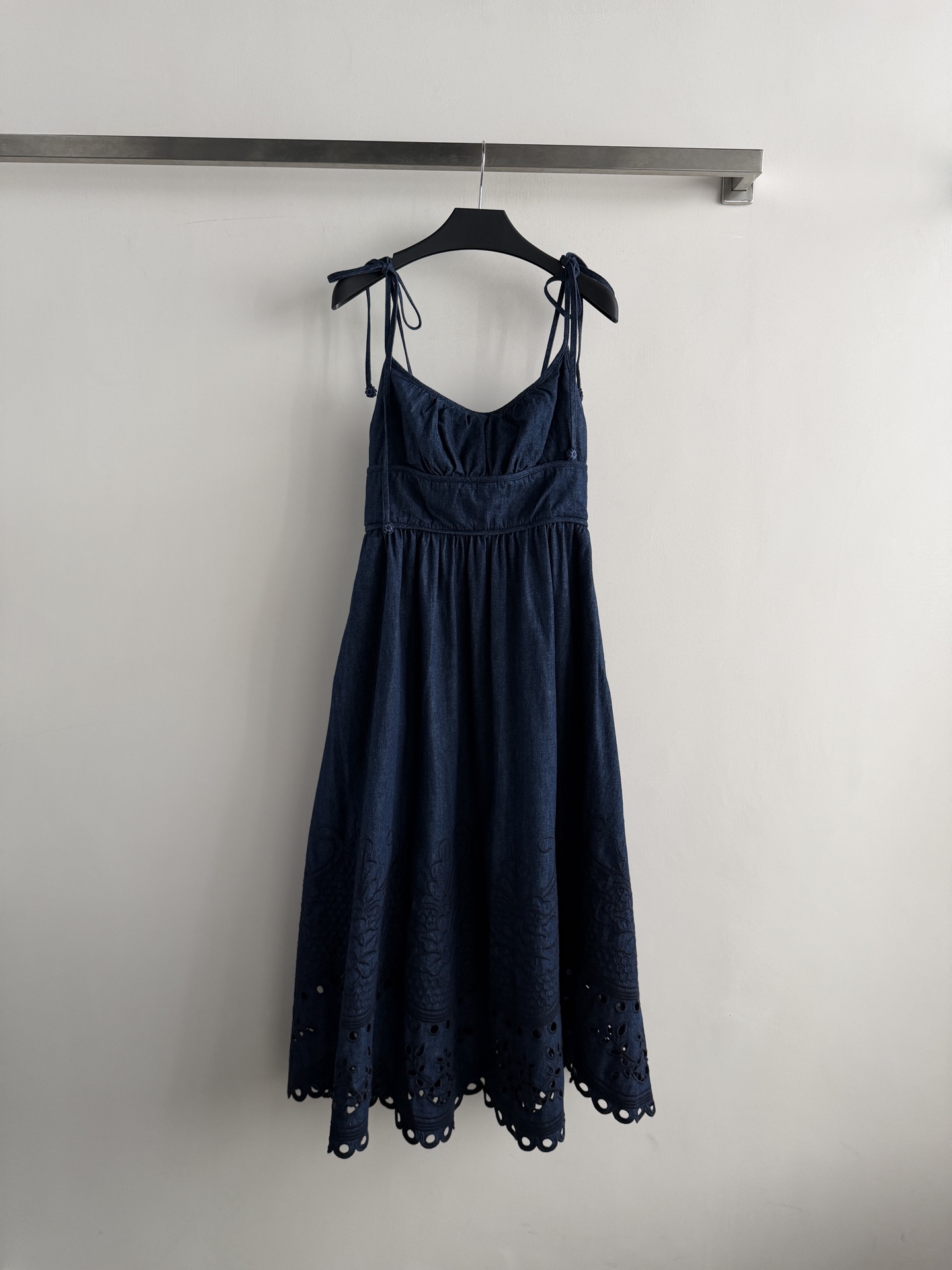 NO:857515,Zimmerman*26 new denim suspender skirt｜Bohemian romantic denim blue brings a fresh atmosphere, straps + tube top waist + large A-line skirt, heavy-duty hollow embroidery details on the hem, the waist-cinching design optimizes body proportions, the A-line skirt hides the flesh and makes you look slimmer, the denim fabric upper body is casual and stiff, it has a relaxed atmosphere when walking, can be worn in many vacation and dating situations, and you can easily master the French bohemian romantic style!  The blue tone is fresh and white, and paired with a straw hat or sandals, you can directly capture the summer atmosphere!  SML,Zimmerman-clothing,sandals,skirts,hats,19860909Zimmerman*26新款牛仔吊带裙｜波西米亚浪漫牛仔蓝自带清新氛围感,系带吊带+抹胸收腰+A字大裙摆,下摆重工镂空刺绣细节超戳我收腰设计优化身材比例,A字裙摆藏肉显瘦,牛仔面料上身随性又挺括,走路自带松弛氛围感度假约会多场景都能搭,轻松拿捏法式波西米亚浪漫风！蓝色调清新显白,搭配草帽或凉鞋,夏日氛围感直接拿捏！SML,兹默曼-服装,sandals,skirts,hats,,Women's clothing