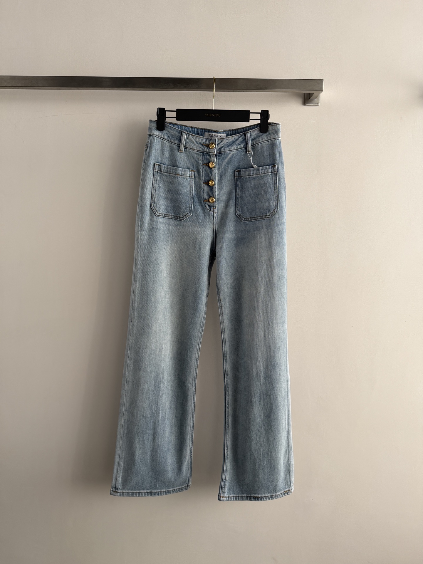 NO:857478,Valentin's latest high-waisted straight-leg jeans, made of light blue washed denim fabric, are full of retro feel!  High-waisted design + four brass buttons on the front, the details are super exquisite. The straight-leg pants shape your legs, making them comfortable to wear and can be easily worn for daily commuting or leisure. Paired with a simple top or shirt, you can easily get a high-end look. It is a must-have and versatile item in your wardrobe!  SML,Valentino-clothing,valentino,valentino,jeans,shirts,19860909Valentin*新款高腰直筒牛仔裤,浅蓝水洗丹宁面料,复古感满满！高腰设计+正面四颗黄铜纽扣,细节超精致.直筒裤型修饰腿型,穿着舒适,日常通勤或休闲都能轻松驾驭.搭配简约上衣或衬衫,轻松get高级感穿搭,是衣橱必备百搭单品！SML,华伦天奴-服装,valentino,valentino,jeans,shirts,,Women's clothing