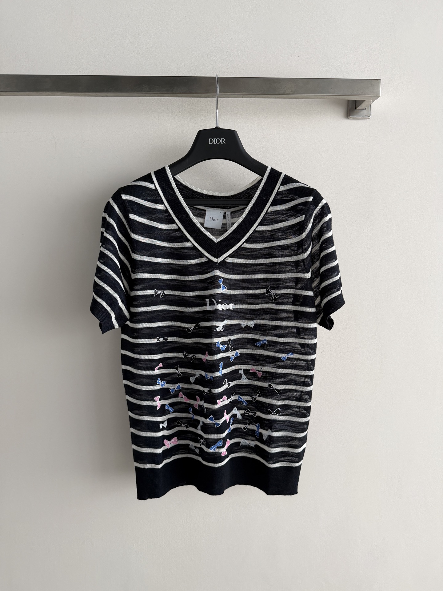 NO:859149,Dio*’s new V-neck striped knitted short-sleeve, made of Tencel blend, is light and breathable, perfect for summer!  Classic stripes + bow jacquard embroidery, full of French retro elegance. The 'Dior' logo on the front is low-key and recognizable. It is available in black and white, pink and white. It can be easily matched with jeans or skirts for daily commuting and leisure, and you can wear it with a relaxed feel!  SML,Dior-clothing,dior,dior,skirts,jeans,T-shirt,19860909Dio*新款V领条纹针织短袖,采用天丝混纺,轻薄透气超适合夏天！经典条纹+蝴蝶结提花刺绣,法式复古优雅风满满.正面“Dior”Logo低调又有辨识度,黑白、粉白两色可选,日常通勤、休闲都能轻松驾驭搭配牛仔裤或半裙,松弛感穿搭get！SML,迪奥-服装,dior,dior,skirts,jeans,T-shirt,,Women's clothing