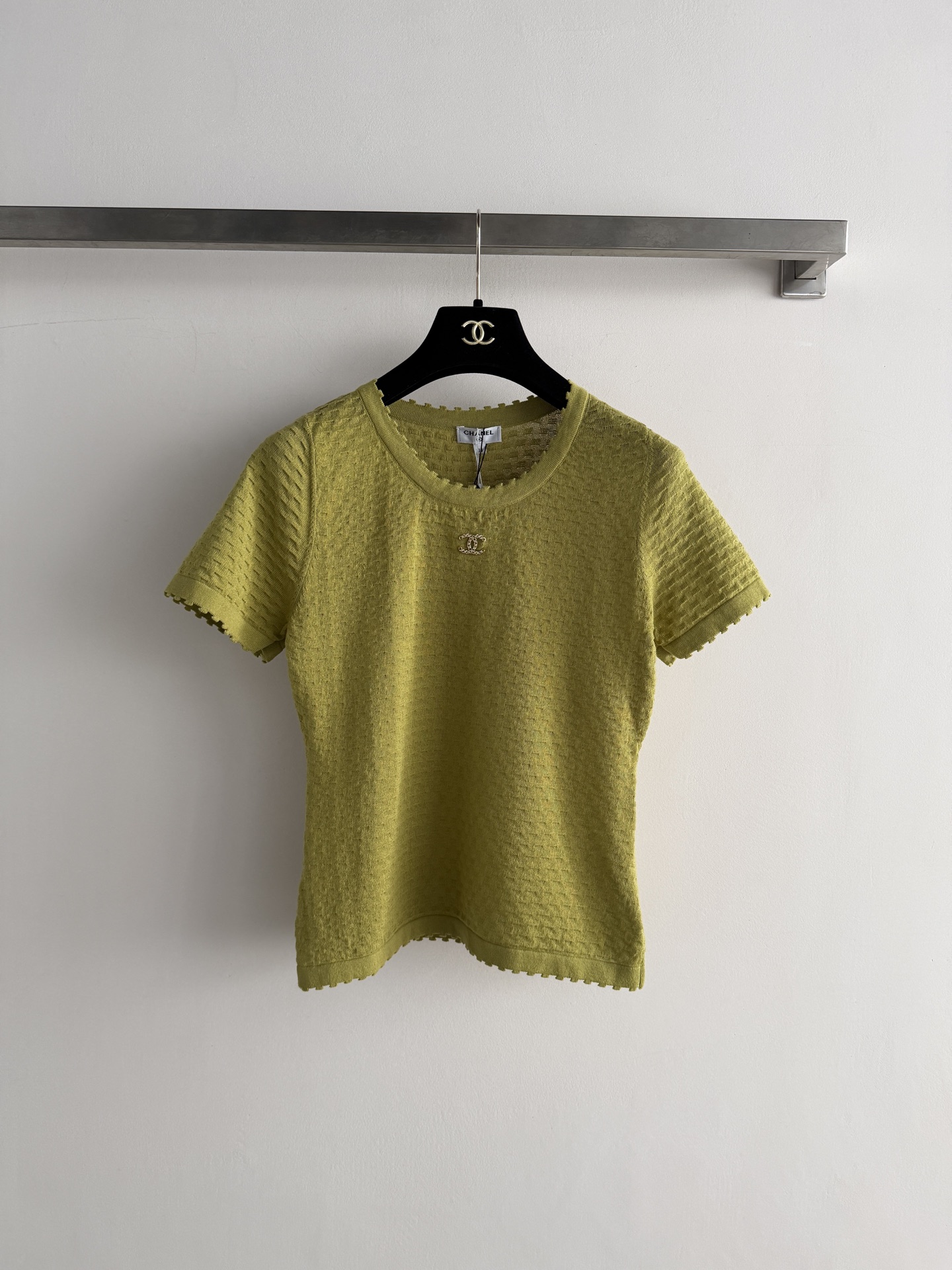 NO:859218,CHANE's latest knitted short-sleeve, using three-dimensional texture knitting technology, soft and elastic, super comfortable to wear!  The metal 'Double C' logo on the front is full of brand sense. It is very suitable for summer ~ short-sleeved + round neck design, simple and versatile, easy to wear for commuting and leisure. Easily get refreshing summer outfits SML, Chanel-clothing, chanel, chanel, T-shirt,19860909CHANE*新款针织短袖,采用立体纹理针织工艺,柔软有弹性,穿着超舒适！正面金属“双C标志,品牌感满满.夏天穿超合适～短袖+圆领设计,简约百搭,通勤休闲都能轻松驾驭.轻松get夏日清爽穿搭SML,香奈儿-服装,chanel,chanel,T-shirt,,Women's clothing