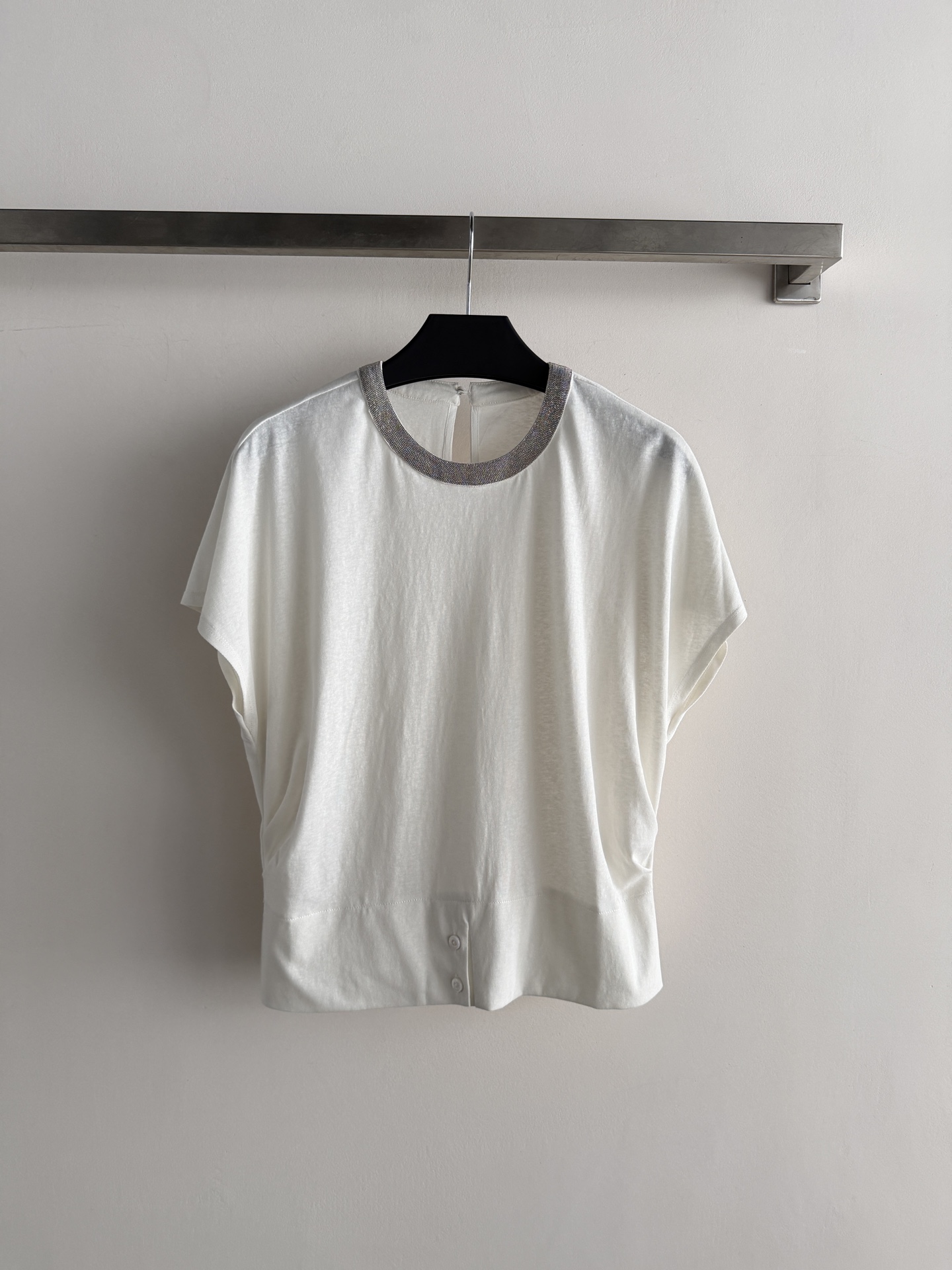 NO:859191,BrunelloCucinell*26SS new small flying sleeve top, light and breathable, super comfortable to wear in spring and summer!  The round neck design with silver beading is simple and has a sense of detail. The hem is waist-cinched with two buttons, which modifies the body shape and is easy to put on and take off. The flying sleeves are cut to easily create right-angled shoulders. A must-have for sisters with slender shoulders and trapezius muscles!  It can be worn for daily commuting and shopping. Pair it with a dark skirt or jeans. It is fresh and elegant, and you can easily get a high-end look!  SML,women's clothing,brunello cucinelli,skirts,jeans,19860909BrunelloCucinell*26SS新款小飞袖上衣,轻薄透气,春夏穿超舒服！圆领银色钉珠设计,简约又有细节感.下摆收腰+两颗纽扣,修饰身形还方便穿脱.飞袖剪裁,轻松打造直角肩,溜肩斜方肌姐妹必入！日常通勤、逛街都能穿,搭配深色包裙或牛仔裤,清新又优雅,轻松get高级感！SML,女装,brunello cucinelli,skirts,jeans,,Women's clothing