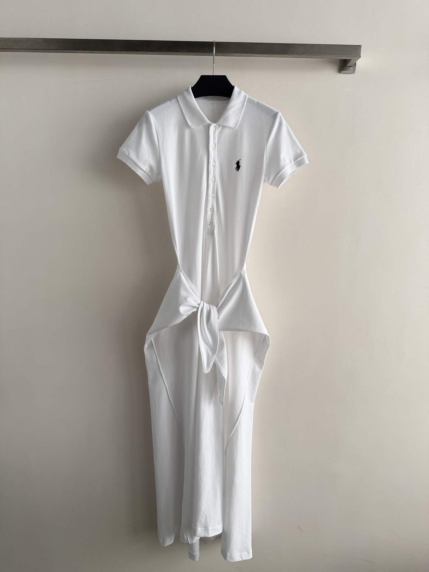 NO:859209,RalphLaure* 2026 spring and summer new white Polo dress, classic Polo collar + wrap lace design, simple and elegant, and showing off the waist. Light and breathable fabric, super comfortable to wear in summer, elegant skirt, with a sense of atmosphere when walking~ It can be easily controlled for daily commuting, dating, and vacation. Pair it with canvas shoes or sandals, and get the American retro style!  Suitable for all body shapes, it is a must-have and versatile item for summer wardrobe. SML, women's clothing, loro piana, sandals, skirts,19860909RalphLaure*2026春夏新款白色Polo连衣裙,经典Polo领+裹身系带设计,简约优雅又显腰身.轻薄透气面料,夏天穿超舒服,裙摆飘逸,走路自带氛围感～日常通勤、约会、度假都能轻松驾驭,搭配帆布鞋或凉鞋,美式复古风get！适合各种身材,是夏日衣橱必备百搭单品.SML,女装,loro piana,sandals,skirts,,Women's clothing