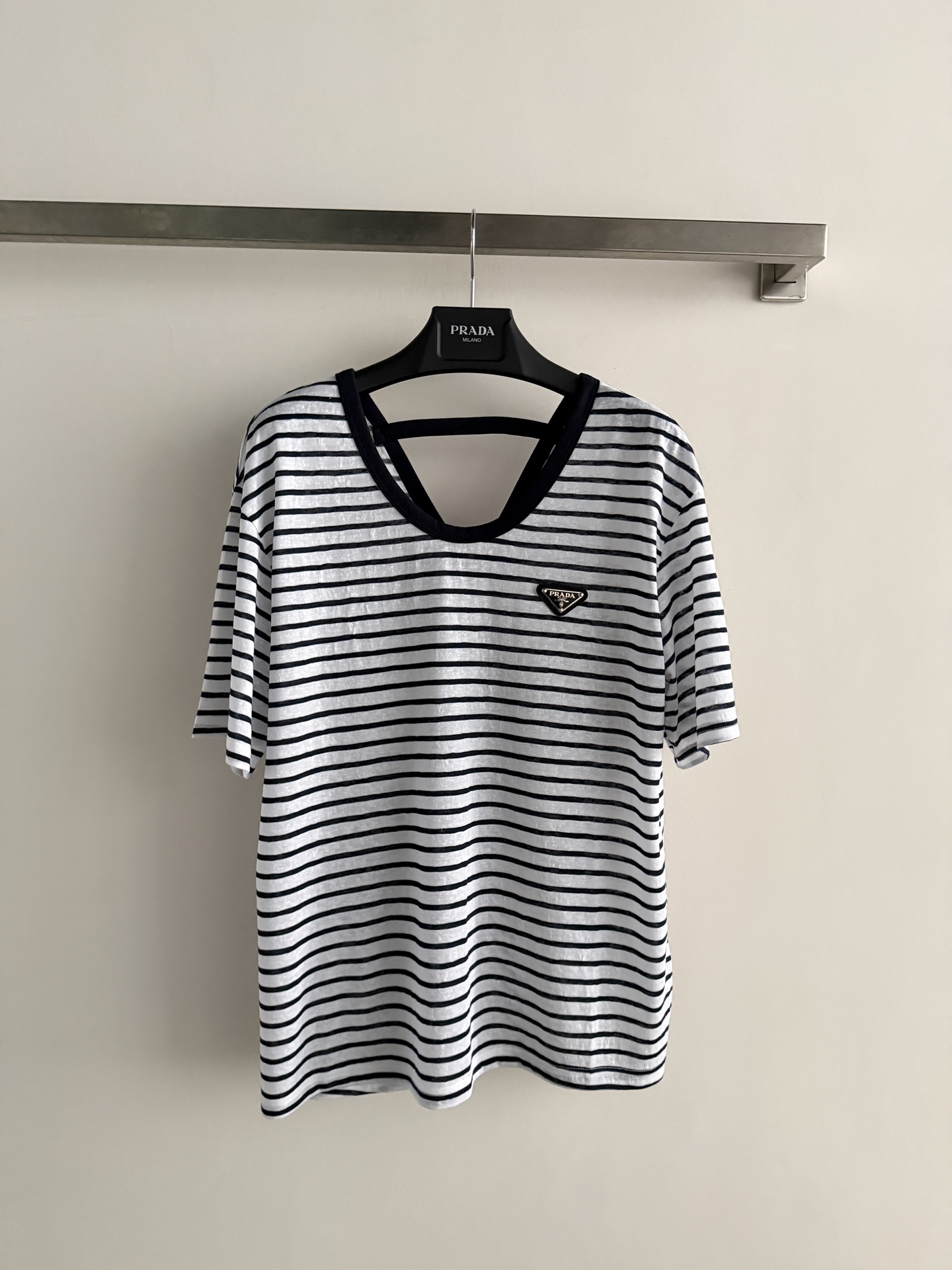 NO:859791,Prad* classic triangle logo short-sleeved T-shirt, made of cotton fabric, soft and breathable, super comfortable to wear in summer!  The triangular logo on the chest is very recognizable, simple and high-end. The V-neck is loose and can be easily used for daily commuting and leisure. It is versatile and not picky. Whether it is paired with jeans or sneakers, you can easily get a sense of fashion. It is a must-have item in your wardrobe!  SML,Prada-clothing,prada,prada,sneakers,jeans,T-shirt,tees,t-shirt,19860909Prad*经典三角标短袖T恤,采用棉质面料,柔软透气,夏天穿超舒服！胸前三角徽标超有辨识度,简约又高级.V领宽松版型,日常通勤、休闲都能轻松驾驭,百搭不挑人.无论配牛仔裤还是运动鞋,都能轻松get时尚感,是衣橱必备单品！SML,普拉达-服装,prada,prada,sneakers,jeans,T-shirt,tees，t-shirt,,Women's clothing