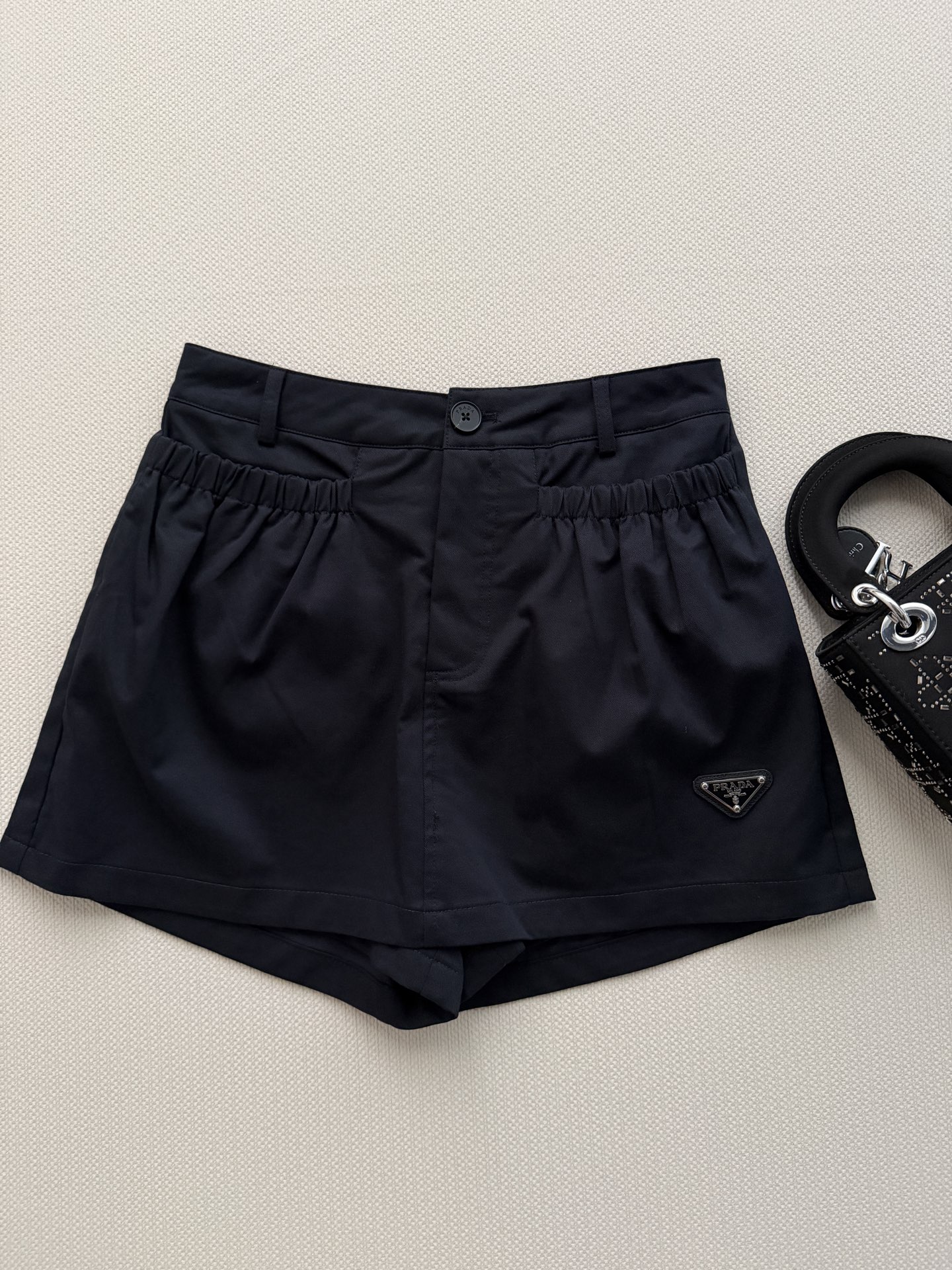 NO:859779,PRAD's latest workwear-style culottes, high waist + pocket pleat design, versatile and slimming!  The texture is very good for summer wear. The black buttons and triangle badge on the front are super breathable. The details are perfect and the recognition is high!  Loose fit, covering the flesh and showing long legs. It can be worn with T-shirts, shirts and sneakers. It can be worn for commuting and leisure. SML, Prada-clothing, prada, prada, sneakers, skirts, shirts, tees, t-shirt,19860909PRAD*新款工装风裤裙,高腰+口袋褶皱设计,百搭又显瘦！质感很好夏天穿超透气正面黑色纽扣和三角徽章,细节满分,辨识度up！宽松版型,遮肉显腿长,随便搭T恤、衬衫、运动鞋都OK,通勤休闲都能穿SML,普拉达-服装,prada,prada,sneakers,skirts,shirts,tees，t-shirt,,Women's clothing