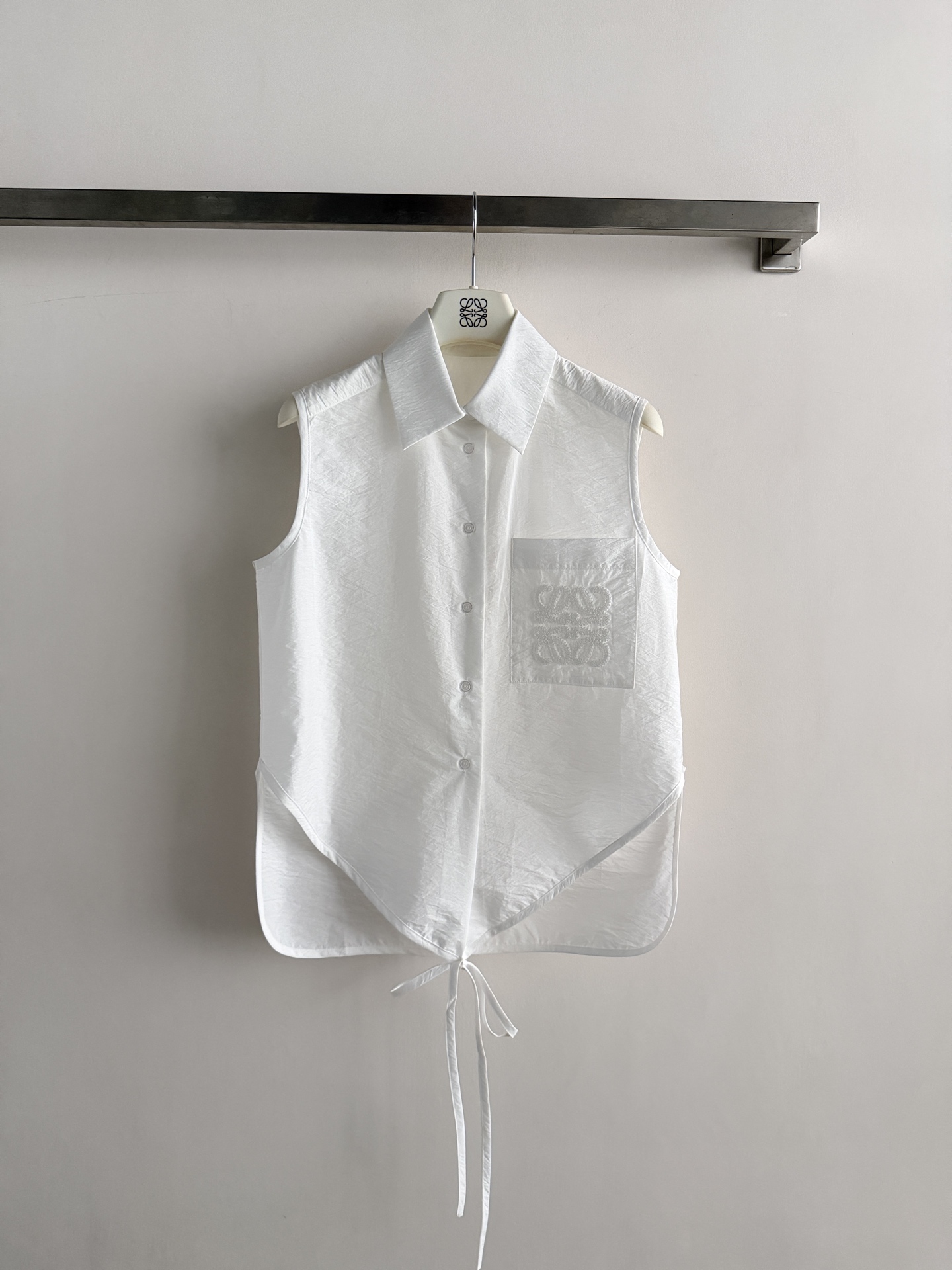 NO:859841,LOEW*26SS new series of sleeveless shirts are made of light and breathable fabric, super comfortable to wear in summer!  Sleeveless + lapel design, refreshing and elegant, the logo embroidery on the chest highlights the brand tone. The lace-up design at the hem reduces age, which can be easily matched with the series of pants for commuting or vacation. Full score for summer relaxation. SML-, Loewe-clothing, loewe, loewe, shirts,19860909LOEW*26SS新款系列无袖衬衫轻薄透气面料,夏天穿超舒服！无袖+翻领设计,清爽又优雅,胸前logo刺绣彰显品牌调性 下摆系带减龄设计,通勤or度假都能轻松驾驭搭配系列裤子夏日松弛感满分SML-,罗意威-服装,loewe,loewe,shirts,,Women's clothing