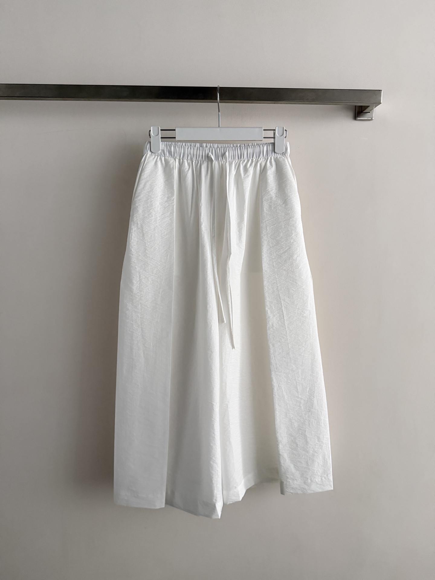 NO:859854,LOEW*26SS new series of drawstring nine-point pants made of lightweight textured cotton poplin fabric. Soft to the touch. The back pocket is decorated with a three-dimensional braided rope embroidery logo to highlight the brand tone. The elastic waist design is more inclusive. The three-dimensional cut wide legs improve the practicality. Casual and fashionable pants. Versatile and not picky. Cool and casual SML-, Loewe-clothing, loewe, loewe,19860909LOEW*26SS新款系列抽绳九分裤轻质纹理棉质府绸面料 触感柔软 舒适度满分后口袋饰以立体编绳绣logo彰显品牌调性 松紧腰设计更具包容性 立体剪裁阔腿提升实穿性随性休闲时髦裤型 百搭不挑人 飒爽随性SML-,罗意威-服装,loewe,loewe,,Women's clothing