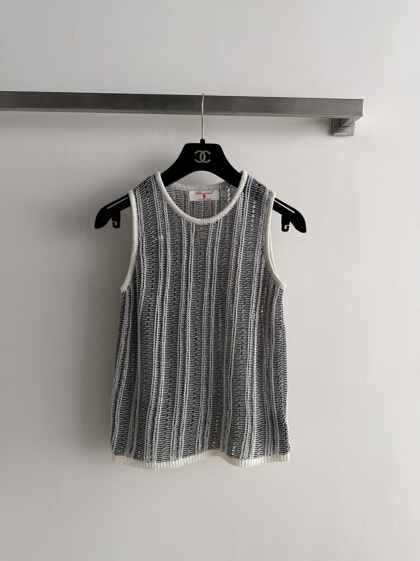 NO:861111,CHANE's latest gray and white striped hollow knitted vest is breathable and comfortable. The round neck design is simple and elegant. The high-quality material is soft and skin-friendly, and has excellent hygroscopicity. It can be easily managed for daily commuting and leisure. Pair it with jeans or a skirt, and you can easily get a Korean-style relaxed look ~ sisters, close your eyes and enter!  SML,Chanel-clothing,chanel,chanel,loro piana,skirts,jeans,19860909CHANE*新款灰白条纹镂空针织背心,透气又舒适,圆领设计简约大方,高品质材质柔软亲肤,吸湿性也很棒.日常通勤、休闲都能轻松驾驭,搭配牛仔裤或半裙,轻松get韩系松弛感穿搭～姐妹们闭眼入！SML,香奈儿-服装,chanel,chanel,loro piana,skirts,jeans,,Women's clothing