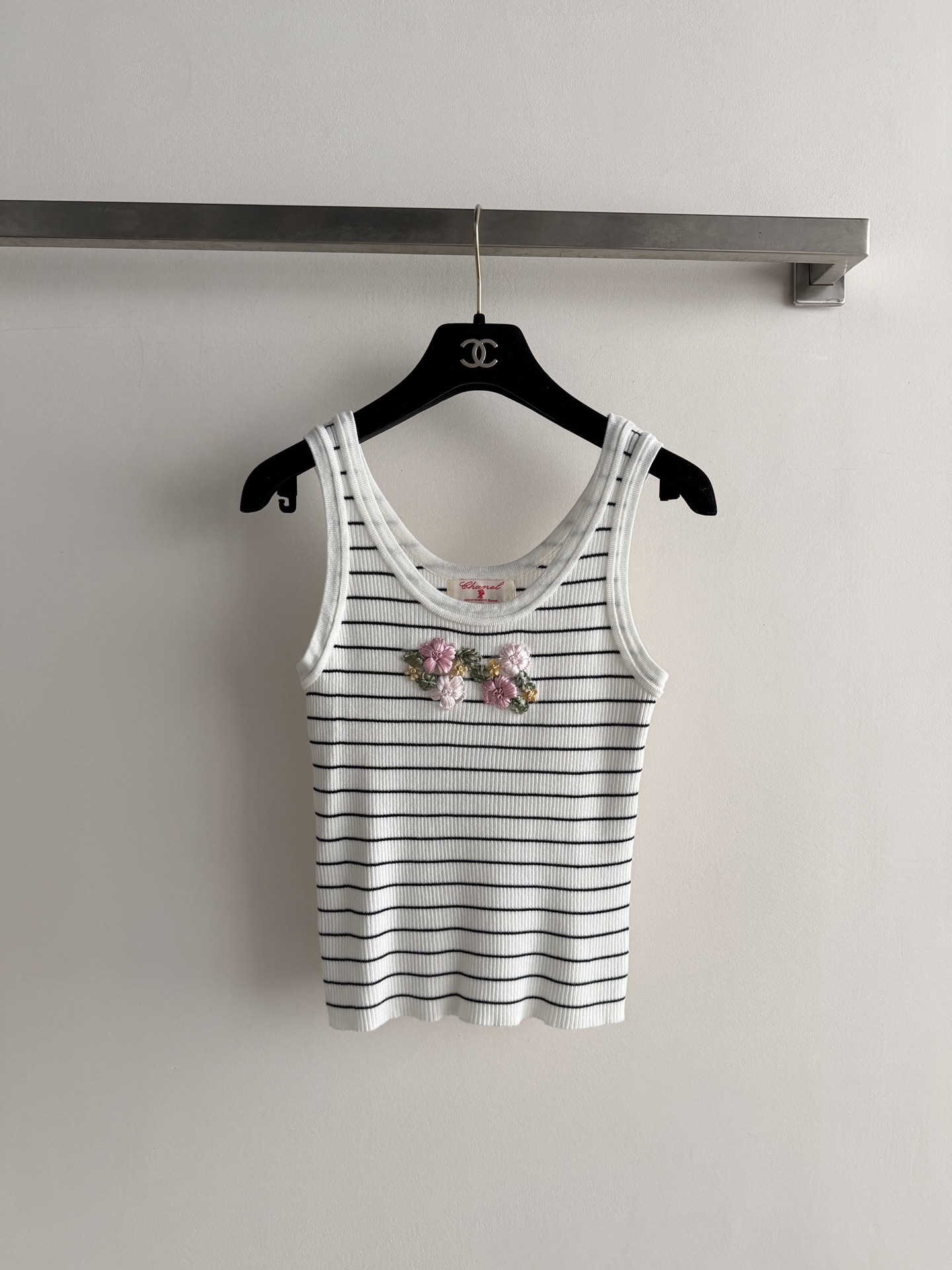 NO:861121,CHANE's latest three-dimensional floral vest. This vest is made of soft knitted fabric, with colorful flower embroidery on the chest for a super retro feel!  It is very breathable to wear in summer and can be easily worn on the street or on vacation. It goes well with short skirts and jeans, giving you a fresh and sweet style!  The embroidery details make the whole look more layered, suitable for sisters who like niche designs!  SML,Chanel-clothing,chanel,chanel,loro piana,skirts,jeans,19860909CHANE*新款立体花朵背心这款背心采用柔软针织面料,胸前彩色花朵刺绣超有复古感！夏天穿很透气,日常出街或度假都能轻松驾驭.搭配短裙、牛仔裤都很出彩,清新甜美风get！刺绣细节让整体更有层次,适合喜欢小众设计的姐妹们！SML,香奈儿-服装,chanel,chanel,loro piana,skirts,jeans,,Women's clothing