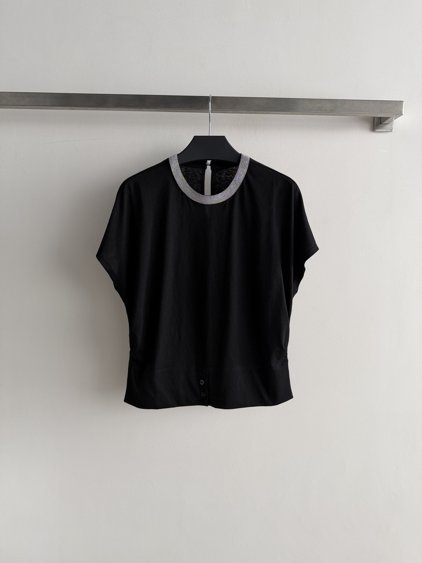 NO:861083,BrunelloCucinell*26SS new small flying sleeve top, light and breathable, super comfortable to wear in spring and summer!  The round neck design with silver beading is simple and has a sense of detail. The hem is waist-cinched with two buttons, which modifies the body shape and is easy to put on and take off. The flying sleeves are cut to easily create right-angled shoulders. A must-have for sisters with slender shoulders and trapezius muscles!  It can be worn for daily commuting and shopping. Pair it with a dark skirt or jeans. It is fresh and elegant, and you can easily get a high-end look!  SML,women's clothing,brunello cucinelli,loro piana,skirts,jeans,19860909BrunelloCucinell*26SS新款小飞袖上衣,轻薄透气,春夏穿超舒服！圆领银色钉珠设计,简约又有细节感.下摆收腰+两颗纽扣,修饰身形还方便穿脱.飞袖剪裁,轻松打造直角肩,溜肩斜方肌姐妹必入！日常通勤、逛街都能穿,搭配深色包裙或牛仔裤,清新又优雅,轻松get高级感！SML,女装,brunello cucinelli,loro piana,skirts,jeans,,Women's clothing