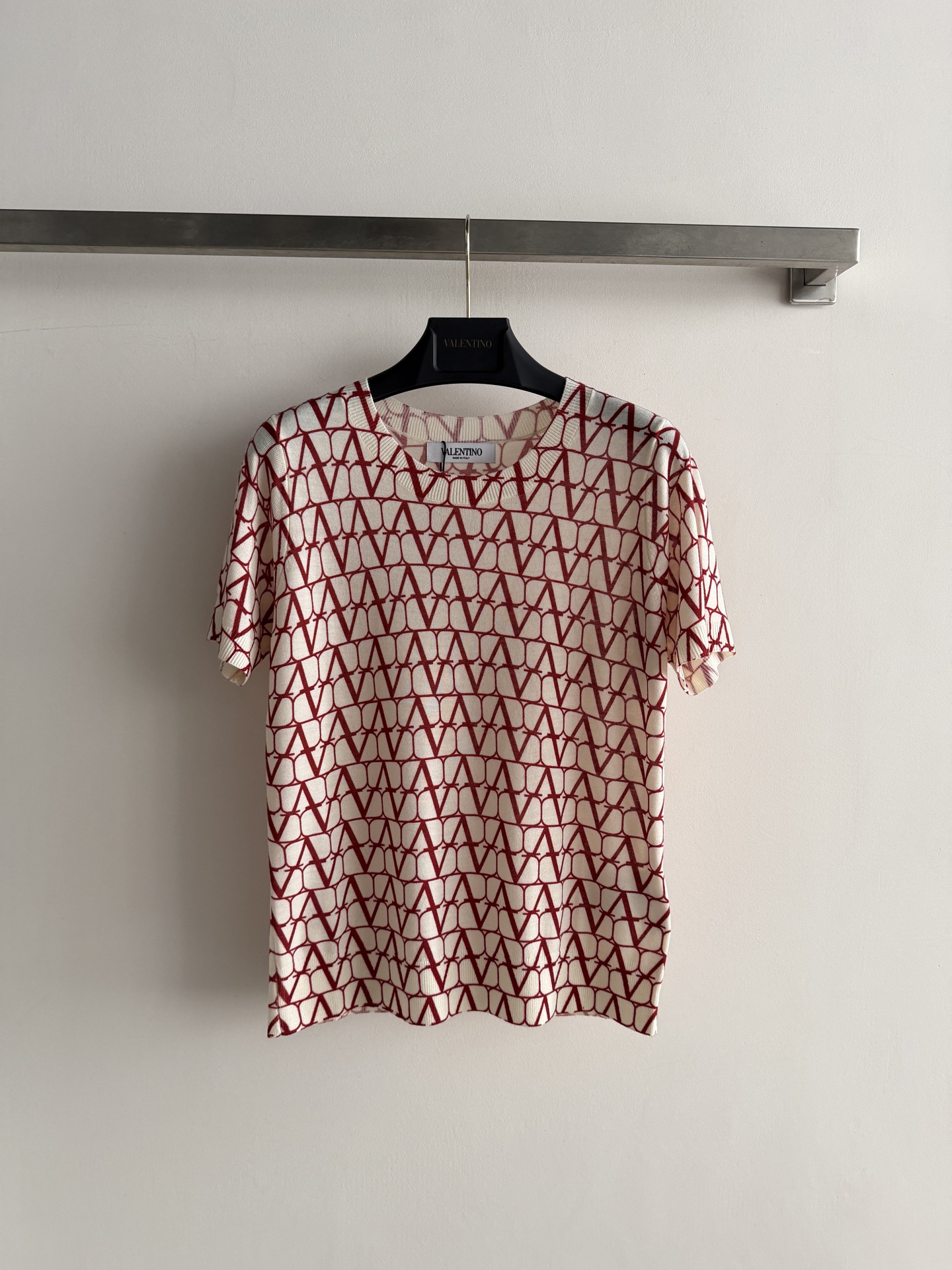NO:861104,Valentin*'s new V logo short-sleeved T-shirt is fashionable and recognizable. High-quality wool fabric, soft and delicate, round neck design, can be easily worn with jeans or skirts, and can be worn in casual or formal occasions. The V-shaped pattern is the brand logo, full of fashion sense, and a must-have for fashionistas!  SML,Valentino-clothing,loro piana,valentino,valentino,skirts,jeans,T-shirt,tees,t-shirt,19860909Valentin*新款V标志短袖T恤,时髦又有辨识度.高品质羊毛面料,柔软细腻,圆领设计,搭配牛仔裤、半裙都能轻松驾驭,休闲or正式场合都OK.V字图案是品牌标志,时尚感满满,潮人必备！SML,华伦天奴-服装,loro piana,valentino,valentino,skirts,jeans,T-shirt,tees，t-shirt,,Women's clothing