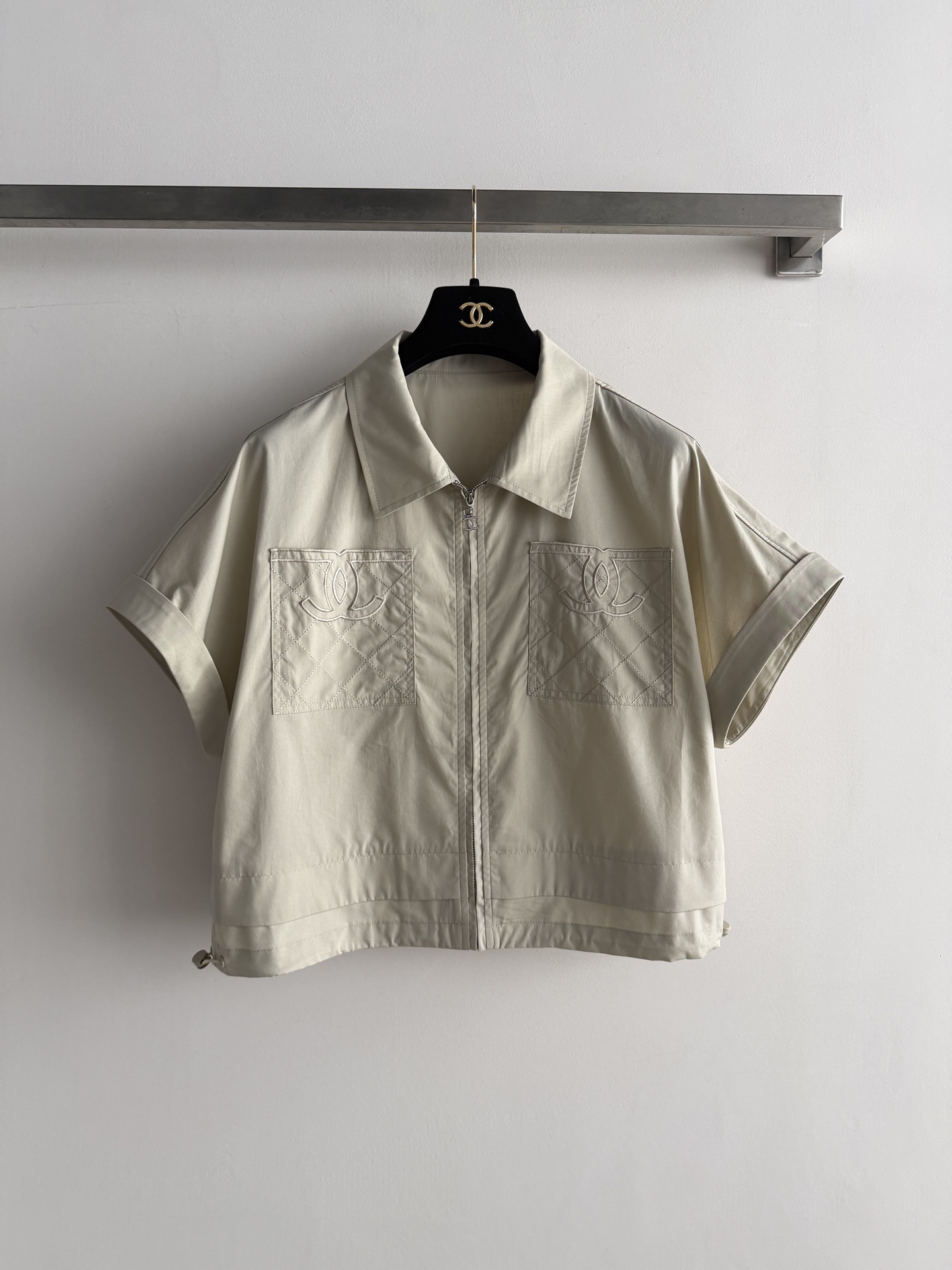 NO:861055,CHANE*26SS new short-sleeved zipper shirt, made of light and breathable fabric, very suitable and comfortable to wear in summer!  The lapel + zipper design makes it easy and neat to put on and take off. The heavy embroidery on the pockets has a retro feel and perfect details. The loose shoulder design is lazy and slim, and the drawstring hem can be adjusted freely. It can be worn alone or as a small jacket. It is practical and fashionable. The khaki color is super versatile and can be easily used for daily, outdoor and leisure use. It is simple and yet individual, making it a must-have item in the summer wardrobe!  SML, Chanel-clothing,chanel,chanel,loro piana,jackets & coats,shirts,T-shirt,19860909CHANE*26SS新款短袖拉链衬衫,采用轻薄透气面料,夏天穿超适合舒服！翻领+拉链设计,穿脱方便又利落.口袋重工刺绣超有复古感,细节满分.宽松落肩版型,慵懒又显瘦,抽绳下摆可自由调节,单穿还是当小外套都实用又时髦.卡其色超百搭,日常、户外、休闲都能轻松驾驭,简约又不失个性,是夏季衣橱必备单品！SML,香奈儿-服装,chanel,chanel,loro piana,jackets & coats,shirts,T-shirt,,Women's clothing
