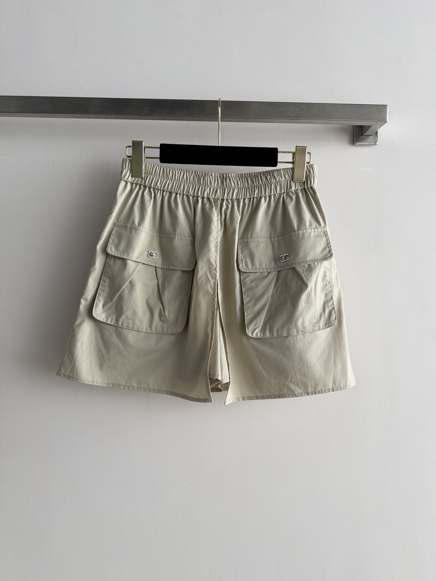 NO:861063,CHANE*26SS series work shorts.  Khaki light and thin fabric, super breathable and comfortable to wear in summer!  The high-waisted elastic design makes your legs look slimmer and longer, and is very friendly to little people ~ Large pockets on both sides + custom buttons are exquisite and detailed. It can be easily paired with a T-shirt or a series of shirts for daily outings and vacations. Fashionable and versatile, it is a must-have item in your summer wardrobe!  SML, Chanel-clothing,chanel,chanel,loro piana,shorts,shirts,tees,t-shirt,19860909CHANE*26SS系列工装短裤．卡其色轻薄面料,夏天穿超透气舒适！高腰松紧设计,显瘦又显腿长,对小个子超友好～两侧大口袋+定制纽扣,精致又有细节感,日常出街、度假都能轻松搭配T恤或系列衬衫.时髦又百搭,是夏季衣橱必备单品！SML,香奈儿-服装,chanel,chanel,loro piana,shorts,shirts,tees，t-shirt,,Women's clothing