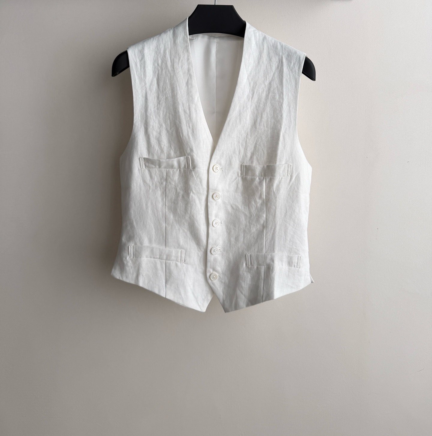 NO:861070,RalphLaure*26ss new vest is made of high-quality linen fabric. It is light and breathable. It has a V-neck button placket, mother-of-pearl buttons, welt pockets and an adjustable back waistband. It is simple and retro, and can be easily used for daily commuting. The sleeveless cut is OK to layer or wear alone. The white color is versatile and looks good with wide-leg pants or shirts ~ you can easily style it in minimalist style or old money style!  SML.,women's clothing,loro piana,shirts,19860909RalphLaure*26ss新款马甲选用高品质亚麻面料 轻薄透气 V领纽扣式门襟,珠母贝纽扣配有贴边口袋和可调节后腰带,简约复古,通勤日常都能轻松驾驭.无袖剪裁叠穿或单穿都很OK,白色百搭,随便配阔腿裤、衬衫都好看～极简风or老钱风都能轻松拿捏！SML.,女装,loro piana,shirts,,Women's clothing