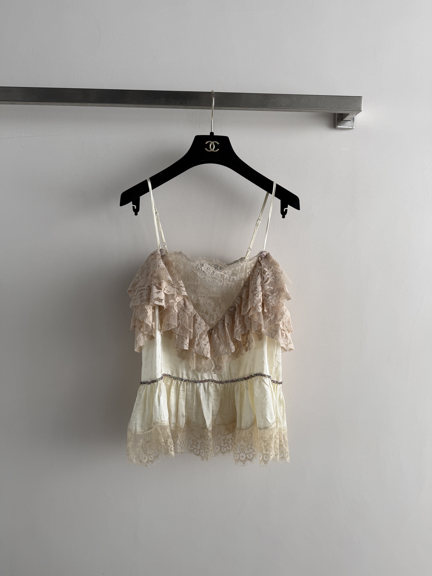 NO:901705,CHANE*2026 new spring and summer lace camisole, exquisite lace design, light and breathable, perfect for spring and summer!  The layered lace and ruffle details create a romantic retro atmosphere. The suspenders are cool and elegant, and look great with shorts or trousers. They can be easily worn in daily life or special occasions. Full of high-end fashion, a must-have for sophisticated girls!  SML,,chanel,shorts,19860909CHANE*2026春夏新款蕾丝吊带背心,精致蕾丝设计,轻薄透气超适合春夏！层叠蕾丝边和荷叶边细节,浪漫复古氛围感拉满.吊带清凉又显气质,搭配短裤或长裤都很出彩,日常或特殊场合都能轻松驾驭.高端时尚感满满,精致女孩必入！SML,,chanel,shorts,,Women's clothing