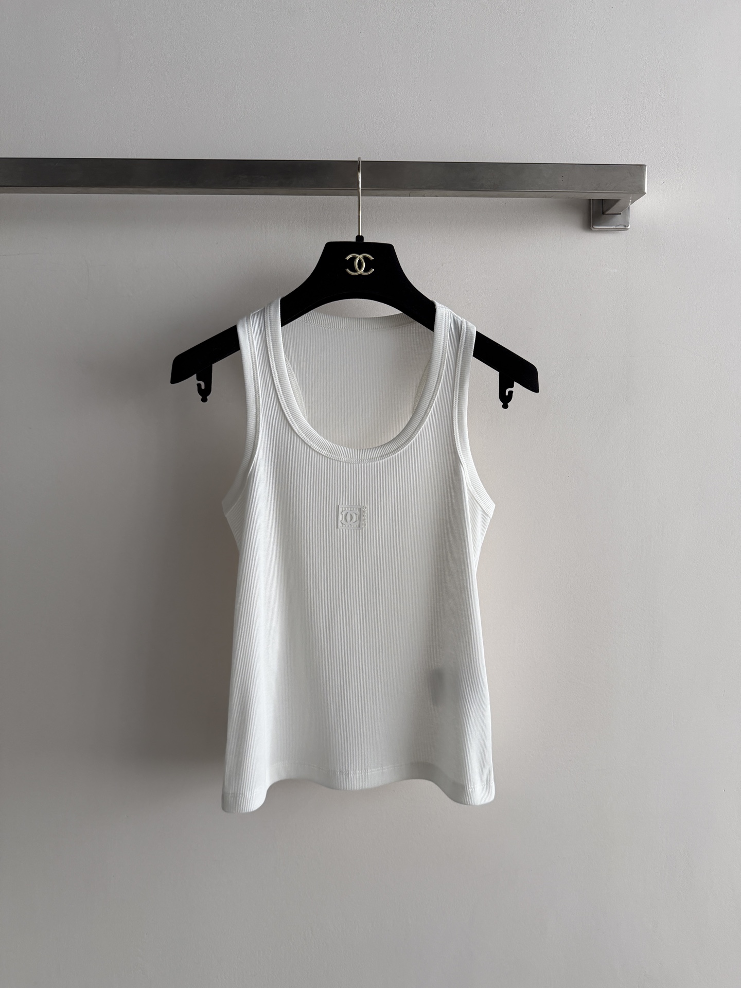 NO:908185,CHANE*26 new vest, soft and skin-friendly fabric, simple and elegant design, the classic double C logo on the chest is very recognizable. Sleeveless U-neck cut, modifying the shoulder and neck lines, it is OK to wear alone or layered in spring and summer!  Exquisite and versatile, it can be easily matched with jeans and skirts, and can be used for commuting and leisure. The material is breathable and comfortable, a must-have for daily wear. It is low-key, elegant and practical. Fashionistas should not miss it!  SML,,chanel,skirts,jeans,19860909CHANE*26新款背心,柔软亲肤面料,简约大方设计,胸前经典双C标志超有辨识度.无袖U领剪裁,修饰肩颈线条,春夏单穿或内搭都很OK！精致百搭,轻松搭配牛仔裤、半裙,通勤休闲都能hold住～材质透气舒适,日常穿搭必备,低调优雅又实用,时髦精们别错过啦！SML,,chanel,skirts,jeans,,Women's clothing