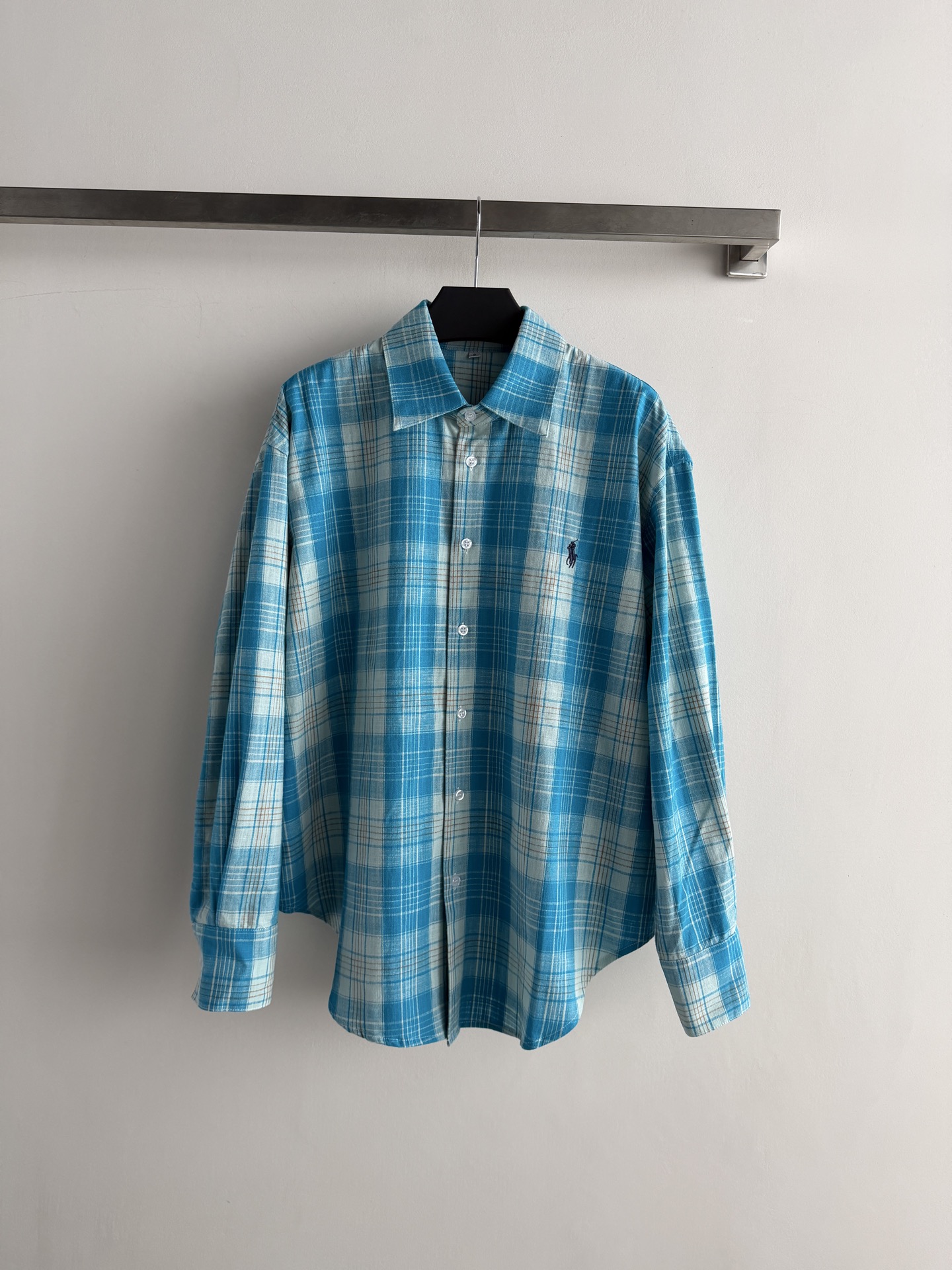 NO:861519,Ralph Laure's latest plaid shirt has contrasting colors and is fresh and retro, perfect for spring and summer!  The pony logo is embroidered on the left chest. The brand-feeling cotton fabric is breathable and comfortable, and can be easily used for daily leisure or outdoor use. Classic lapel + single-breasted design, loose fit, can be worn alone or layered with jackets, and it is easy to create a casual style~SML-, women's clothing, loro piana, jackets & coats, shirts,19860909Ralph Laure*新款格子衬衫格纹撞色清新又复古,春夏穿超合适！左胸小马刺绣logo,品牌感满满棉质面料,透气舒适,日常休闲或户外都能轻松驾驭.经典翻领+单排扣设计,宽松版型,单穿or叠搭外套都很OK,轻松打造随性风格~SML-,女装,loro piana,jackets & coats,shirts,,Women's clothing