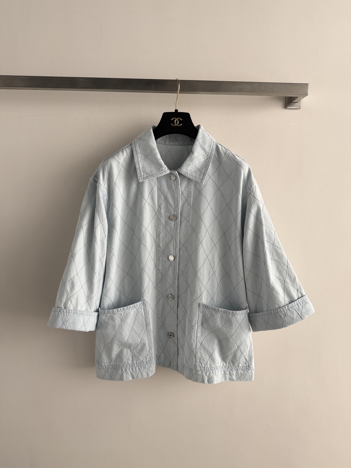 NO:861508,Chane*26M Coco Beach series light blue rhombus denim shirt, light denim fabric + classic rhombus quilting, casual and elegant. Loose fit, three-quarter sleeves can be rolled, double front pockets are super practical, and metal button details are exquisite. It is very versatile in spring and summer, it looks great with jeans or skirts, and can easily create a French resort style or daily commuting look. SML, Chanel - Clothing, chanel, chanel, skirts, jeans, shirts,19860909Chane*26M Coco Beach系列浅蓝色菱格牛仔衬衫,轻薄牛仔面料+经典菱格绗缝,休闲又优雅.宽松版型,七分袖可卷边,正面双口袋超实用,金属纽扣细节精致.春夏穿搭超百搭,无论配牛仔裤还是裙装都很出彩,轻松打造法式度假风或日常通勤look.SML,香奈儿-服装,chanel,chanel,skirts,jeans,shirts,,Women's clothing