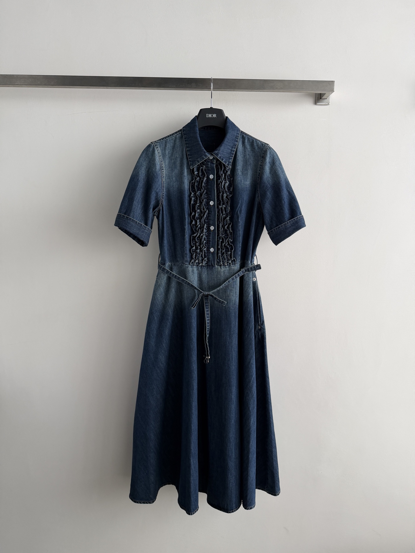 NO:861497,Dio*2026 spring and summer series denim shirt dress is made of heavy-wash denim fabric, with a retro gradient blue tone that is super textured!  The ruffles on the chest + belt design of the same color, mid-length tailoring with full sense of detail, the upper body is modified to be super slim and can be easily worn in daily or light formal occasions, elegant and straightforward. Paired with sandals or short boots, you can switch between spring and summer outfits at will, fashionable and versatile SML-, Dior-clothing, dior, dior, sandals, boots, skirts, shirts,19860909Dio*2026春夏系列牛仔衬衫连衣裙采用重工艺水洗牛仔面料,复古渐变蓝色调超有质感！胸前木耳边褶皱+同色腰带设计,细节感满分中长款剪裁,上身修饰身形超显瘦日常或轻正式场合都能轻松驾驭,优雅又率性.搭配凉鞋或短靴,春夏穿搭随心切换,时髦又百搭SML-,迪奥-服装,dior,dior,sandals,boots,skirts,shirts,,Women's clothing