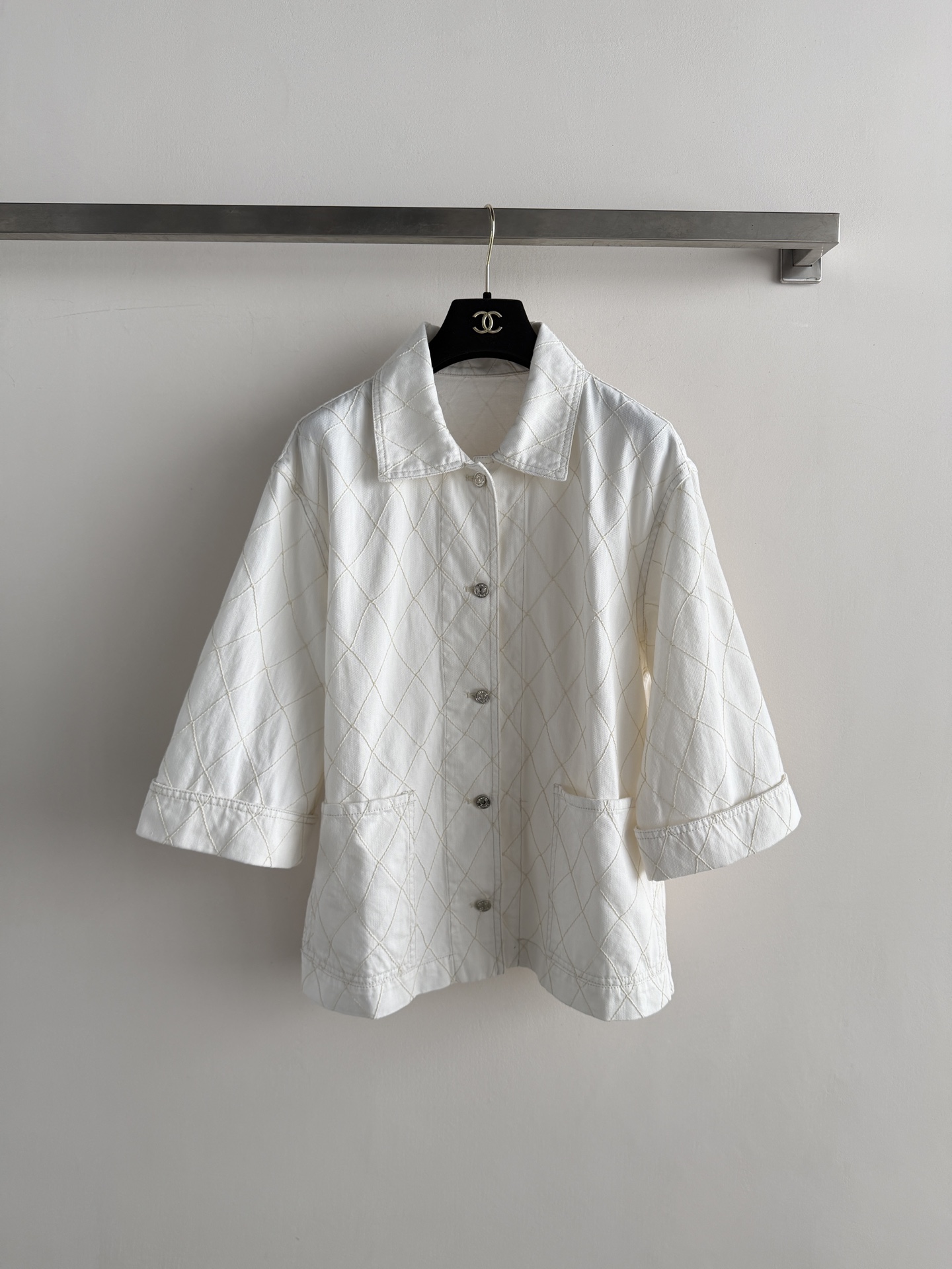 NO:862330,Chane*26M Coco Beach series rhombus denim shirt, light denim fabric + classic rhombus quilting, casual and elegant. Loose fit, three-quarter sleeves can be rolled, double front pockets are super practical, and metal button details are exquisite. It is very versatile in spring and summer, it looks great with jeans or skirts, and can easily create a French resort style or daily commuting look. SML, Chanel - Clothing, chanel, chanel, skirts, jeans, shirts,19860909Chane*26M Coco Beach系列菱格牛仔衬衫,轻薄牛仔面料+经典菱格绗缝,休闲又优雅.宽松版型,七分袖可卷边,正面双口袋超实用,金属纽扣细节精致.春夏穿搭超百搭,无论配牛仔裤还是裙装都很出彩,轻松打造法式度假风或日常通勤look.SML,香奈儿-服装,chanel,chanel,skirts,jeans,shirts,,Women's clothing