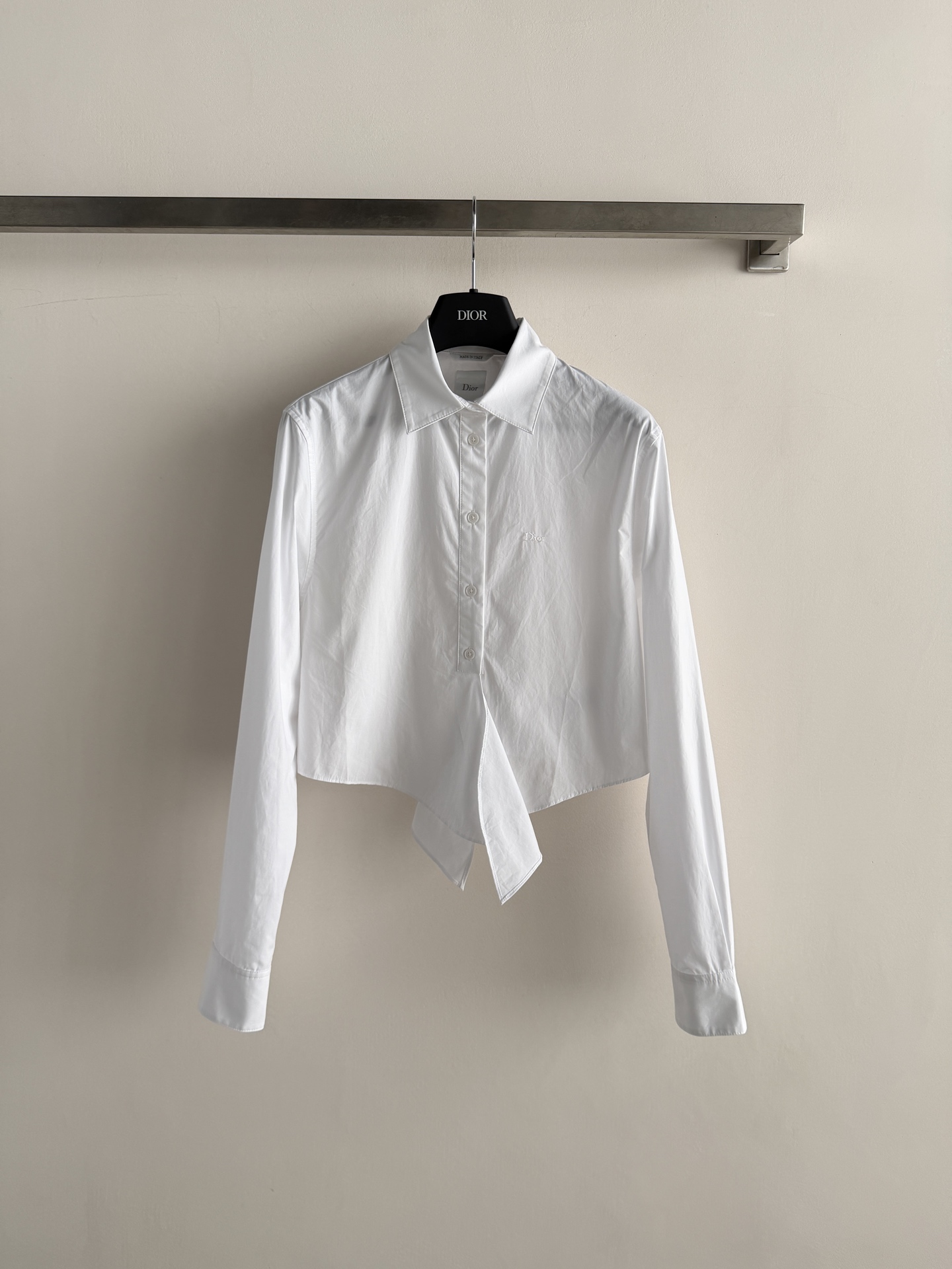 NO:862504,DIO's latest new white shirt, with irregular lace design and knotted front, is casual and fashionable!  Light and breathable fabric, super comfortable to wear in spring and summer ~ long sleeves + lapels, easy to wear during daily commute. The lace-up design breaks the tradition and adds a sense of layering. Pair it with a high-waisted skirt or wide-leg pants, it is smart and elegant, and you can easily get a high-end look!  SML,Dior-clothing,dior,dior,skirts,shirts,19860909DIO*新款白衬衫,采用不规则系带设计,前襟打结,随性又时髦！轻薄透气面料,春夏穿超舒服～长袖+翻领,通勤日常都能轻松驾驭.系带设计打破传统,增添层次感,搭配高腰裙或阔腿裤,干练又优雅,轻松get高级感穿搭！SML,迪奥-服装,dior,dior,skirts,shirts,,Women's clothing