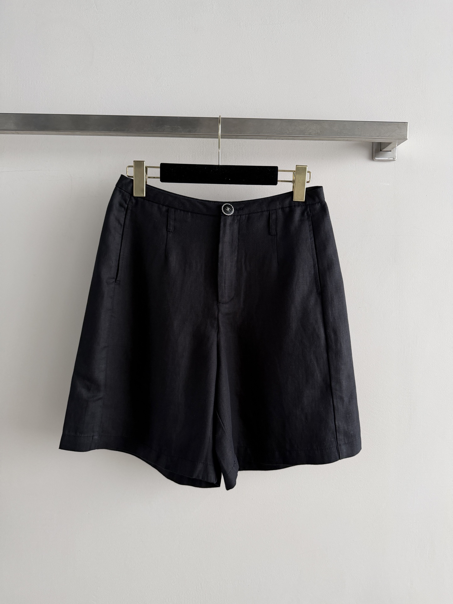 NO:862493,CHANE's latest linen shorts are made of linen material, are light and breathable, and are super comfortable to wear in summer!  The high-waisted A-line version is slim and tolerant. Even women with wide hips and thick legs can easily control the natural wrinkles of linen. It is casual and lazy. It is versatile when paired with T-shirts or shirts. You can easily get Korean style or old money style!  SML, Chanel-clothing,chanel,chanel,shorts,shirts,tees,t-shirt,19860909CHANE*新款亚麻五分短裤采用亚麻材质,轻薄透气,夏天穿超舒服！高腰A字版型 显瘦又包容,胯宽腿粗姐妹也能轻松驾驭亚麻自带自然褶皱,随性慵懒,搭配T恤或衬衫都很百搭,轻松get韩系or老钱风穿搭！SML,香奈儿-服装,chanel,chanel,shorts,shirts,tees，t-shirt,,Women's clothing