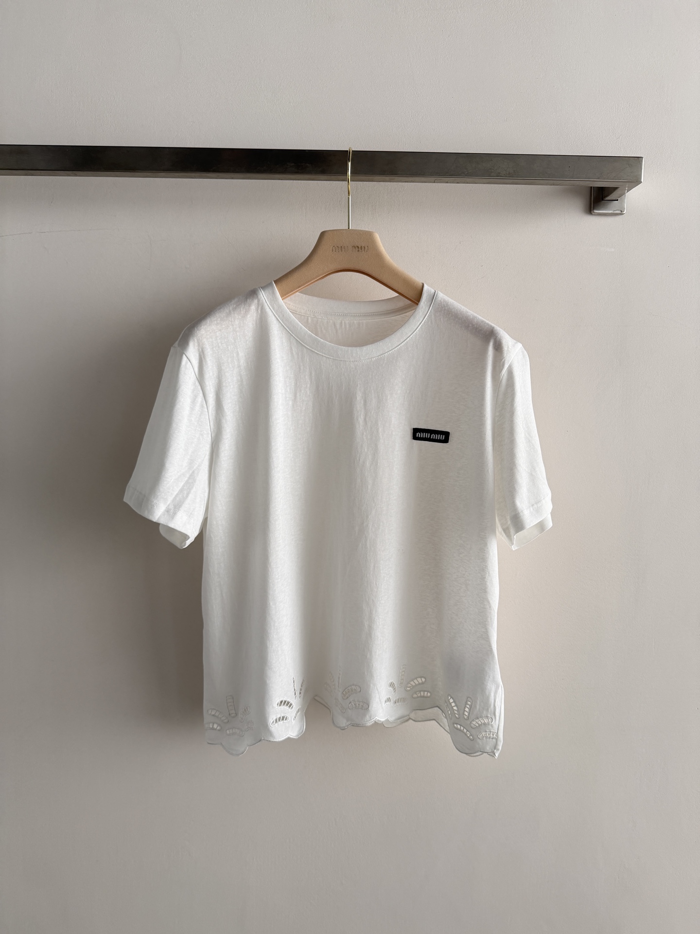NO:862424,Miumi* short-sleeved T-shirt is made of 100% cotton fabric, which is soft, skin-friendly and breathable, making it super comfortable to wear in summer!  The letter embroidery on the chest and the hollow lace design at the hem are full of details, elegant and versatile. The loose fit makes you look slim and comfortable. It can be worn for daily commuting and leisure. It looks great with trousers or jeans, and you can easily get a minimalist style!  Comfortable and stylish~SML868220,,miumiu,jeans,T-shirt,tees,t-shirt,19860909Miumi*短袖T恤,采用全棉面料 柔软亲肤又透气,夏天穿超舒服！胸前字母刺绣下摆镂空花边设计,细节满满,优雅又百搭.宽松版型,显瘦又自在.日常通勤、休闲都能穿,搭配西裤或牛仔裤都很出彩,轻松get极简风穿搭！舒适又有设计感哦～SML868220,,miumiu,jeans,T-shirt,tees，t-shirt,,Women's clothing