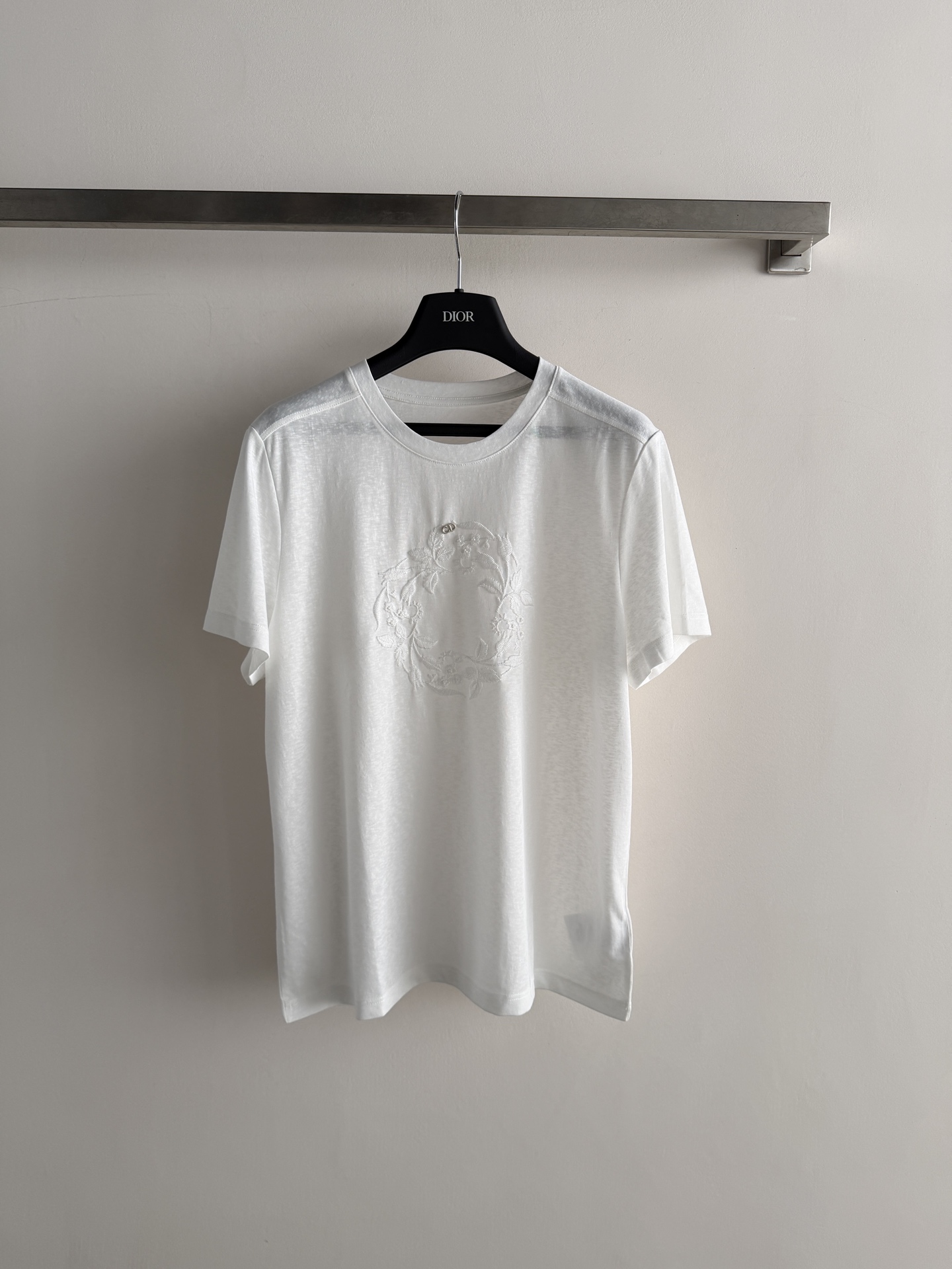 NO:862411,Dio* embroidered short-sleeved T-shirt is made of pure cotton fabric, soft and skin-friendly, super breathable, super comfortable to wear in summer!  The CD decoration of the same color on the chest is low-key and exquisite, with a full sense of three-dimensionality. The loose version is highly tolerant, and the round neck design is simple and generous, which can be easily used for daily leisure or commuting. It is OK to match with jeans and skirts, and you can easily get a lazy and high-end feeling ~ SML, Dior-clothing, dior, dior, skirts, jeans, T-shirt, tees, t-shirt,19860909Dio*刺绣短袖T恤 采用纯棉面料,柔软亲肤,透气性超棒,夏天穿超舒服！胸前同色CD装饰点缀低调精致,立体感满满.宽松版型,包容性强,圆领设计简约大方,日常休闲或通勤都能轻松驾驭.搭配牛仔裤、半裙都很OK,轻松get慵懒高级感～SML,迪奥-服装,dior,dior,skirts,jeans,T-shirt,tees，t-shirt,,Women's clothing
