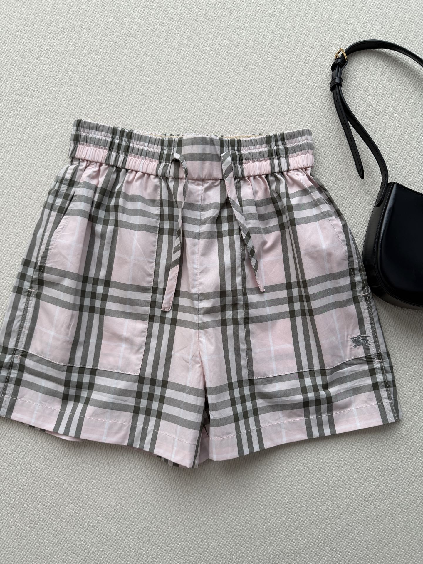 NO:862385,BURBERR* series pink plaid shorts, classic plaid design, light pink + gray green color, full of fresh and retro feel!  The cotton fabric is soft and breathable, super comfortable to wear in summer ~ The drawstring elastic waist is suitable for all kinds of figures, and can be easily controlled by fat sisters. The A-line pants shape the crotch, making you look slim and fashionable. They can be worn for commuting, dating, and leisure. They are versatile with T-shirts or knitted cardigans, and you can easily get a lazy atmosphere!  SML, Burberry-clothing, burberry, shorts, tees, t-shirt,19860909BURBERR*系列粉色格纹短裤,经典格纹设计,浅粉+灰绿配色,清新复古感满满！棉质面料柔软透气,夏天穿超舒服～抽绳松紧腰,适合各种身材,微胖姐妹也能轻松驾驭.A字裤型修饰胯部,显瘦又时髦,通勤、约会、休闲都能穿,搭T恤或针织开衫都很百搭,轻松get慵懒氛围感！SML,博柏利-服装,burberry,shorts,tees，t-shirt,,Women's clothing