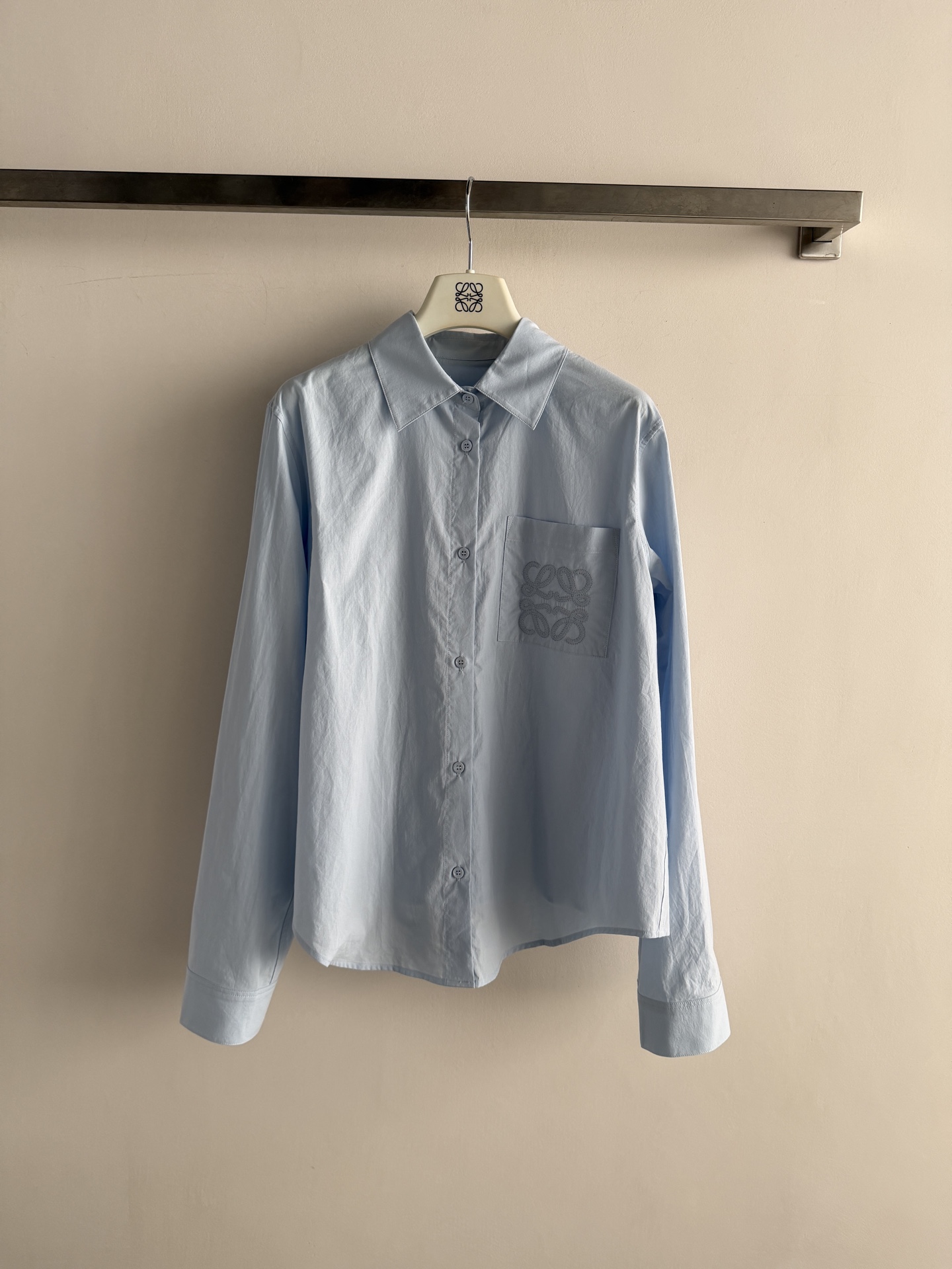 NO:862371,Loew* light blue shirt is made of light cotton fabric, breathable and comfortable, perfect for spring and summer!  The Anagram embroidered pocket on the chest is low-key and recognizable. The loose fit is OK to wear alone or layered, and can be easily used for commuting, daily life, and leisure. The light blue tone is fresh and natural, regardless of skin color, and it goes well with jeans or wide-leg pants. It is a practical and fashionable all-match item!  SML, Loewe-clothing,loewe,loewe,jeans,shirts,19860909Loew*浅蓝色衬衫,采用轻薄棉质面料,透气又舒适,春夏穿超合适！胸前Anagram刺绣口袋,低调又有辨识度.宽松版型,单穿叠穿都OK,通勤、日常、休闲都能轻松驾驭.浅蓝色调清新自然,不挑肤色,搭配牛仔裤或阔腿裤都很出彩,是实用又时髦的百搭单品！SML,罗意威-服装,loewe,loewe,jeans,shirts,,Women's clothing