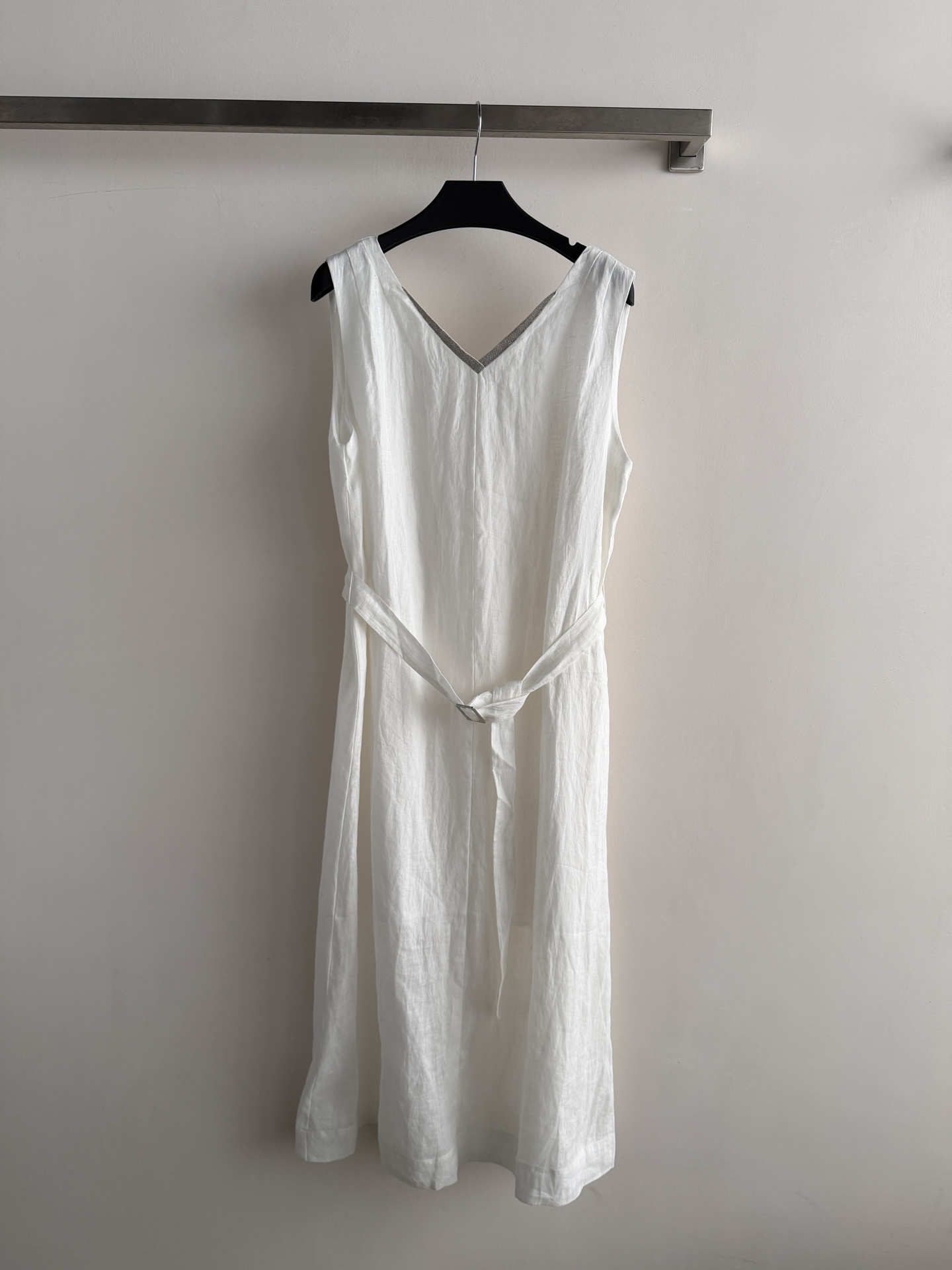 NO:862359,BC's new linen V-neck sleeveless dress is made of linen, breathable and skin-friendly, super comfortable to wear in summer!  The V-neck modifies the neck line, and the belt is adjustable, making it slim and practical. The skirt is calf-length, elegant and convenient for movement, and can be easily controlled for commuting, leisure, and vacation. Linen has a natural texture and becomes softer as it wears. Pair it with sandals or flats to easily get a relaxed feeling in summer ~ SML, women's clothing, sandals, flats, skirts,19860909BC新款亚麻V领无袖连衣裙,亚麻材质,透气又亲肤,夏天穿超舒服！V领修饰颈部线条,腰带可调节,显瘦又实用.裙长到小腿,优雅又方便活动,通勤、休闲、度假都能轻松驾驭.亚麻自带自然肌理感,越穿越柔软,搭配凉鞋或平底鞋,轻松get夏日松弛感穿搭～SML,女装,sandals,flats,skirts,,Women's clothing
