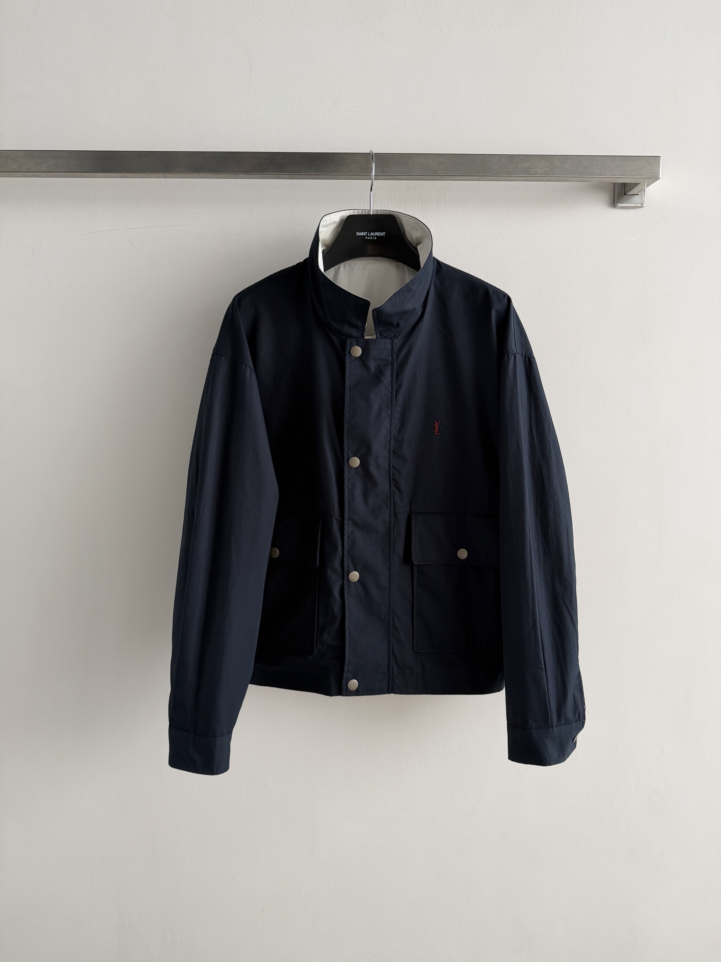 NO:862318,Saint Lauren's latest high-end version is now available (dry cleaning recommended only), a reversible jacket, navy blue + off-white, easy to switch styles!  It feels great in the hand, with an embroidered logo on the lapel, and perfect details. It has a slightly loose fit, which is super friendly to the figure. The navy blue is neat and the off-white is gentle. It can be worn for daily commuting. It is practical and fashionable. It is a versatile item in the wardrobe!  SML, saint laurent-clothing, saint laurent, saint laurent, jackets & coats,19860909SaintLauren*新款高版本爆款出货（只建议干洗）双面穿夹克,藏蓝+米白两面,轻松切换风格！手感超赞,翻领有刺绣Logo,细节满分.微宽松版型,对身材超友好,藏蓝利落,米白温柔,通勤日常都能穿,实用又时髦,是衣橱百搭神器！SML,圣罗兰-服装,saint laurent,saint laurent,jackets & coats,,Women's clothing