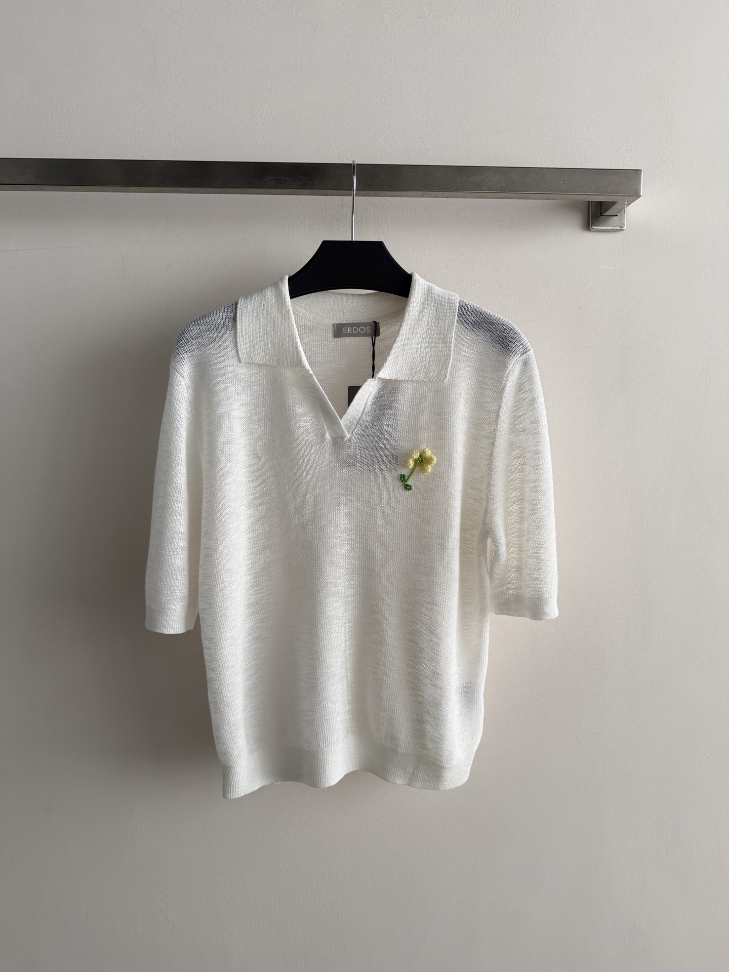 NO:864710,ERDO*’s new POLO shirt is made of Tencel fabric, which is light and breathable, making it super comfortable to wear in summer!  Five-quarter sleeves + lapel design, the three-dimensional flower embroidery on the chest is super exquisite, and the details are perfect. The fabric is soft and skin-friendly, with a cool feeling, which is OK for commuting and leisure. It is gentle and versatile. It goes well with jeans or skirts. It is easy to switch styles ~ Comfortable and textured, sisters can go for it!  SML,women's clothing,skirts,jeans,19860909ERDO*新款POLO衫,采用天丝面料 轻薄透气,夏天穿超舒服！五分袖+翻领设计,胸前立体花朵刺绣超精致,细节满分.面料柔软亲肤,带凉感,通勤休闲都OK,温柔百搭,配牛仔裤或半裙都很出彩,轻松切换风格～舒适又有质感,姐妹们可以冲！SML,女装,skirts,jeans,,Women's clothing