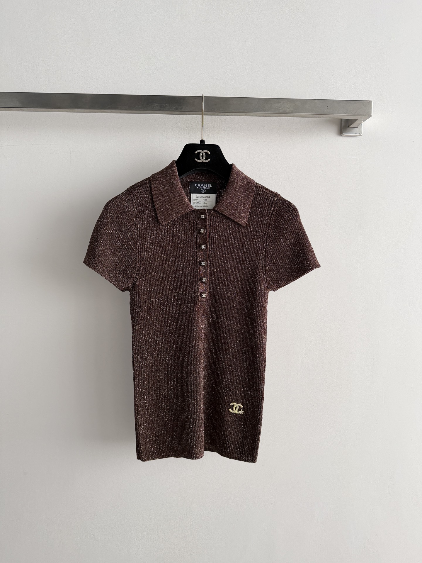 NO:864688,Chane* brown knitted Polo shirt, made of high-quality knitted fabric, soft and elastic, super comfortable to wear!  Classic Polo collar + six-button design, full of details, the double C logo in the lower left corner is very recognizable. The dark brown tone is low-key and elegant, and can be easily used for commuting and light business. It goes well with trousers or skirts, simple and advanced, and can easily create a refined style. SML, Chanel - Clothing, chanel, chanel, skirts,19860909Chane*棕色针织Polo衫,采用高品质针织面料,柔软有弹性,穿着超舒适！经典Polo领+六粒扣设计,细节满分,左下角双C标志超有辨识度.深棕色调低调优雅,通勤、轻商务都能轻松驾驭,搭配西裤或半裙都很出彩,简约又高级,轻松打造精致穿搭风格SML,香奈儿-服装,chanel,chanel,skirts,,Women's clothing