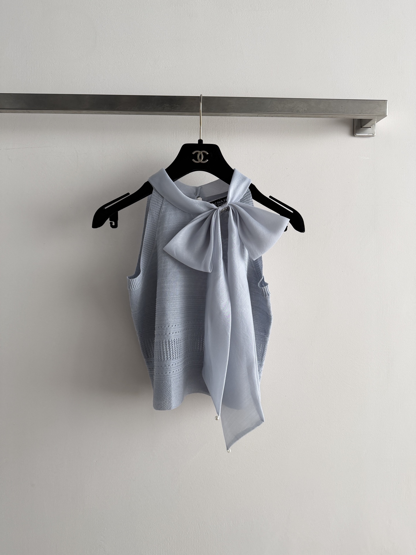 NO:864678,CHANE* spring and summer series bow knitted top, light blue and gray tones, light and breathable knitted material, super comfortable to wear in summer!  The large bow design is elegant and girly, and the hollow stripe details make it easy to get a fresh and layered look!  Suitable for daily outings and dates, SML, Chanel-clothing, chanel, chanel,19860909CHANE*春夏系列蝴蝶结针织上衣,浅蓝灰色调,轻盈透气针织材质,夏天穿超舒服！大蝴蝶结设计,优雅又少女,镂空条纹细节让层次感满满清新气质轻松get！日常出街、约会都很适合SML,香奈儿-服装,chanel,chanel,,Women's clothing