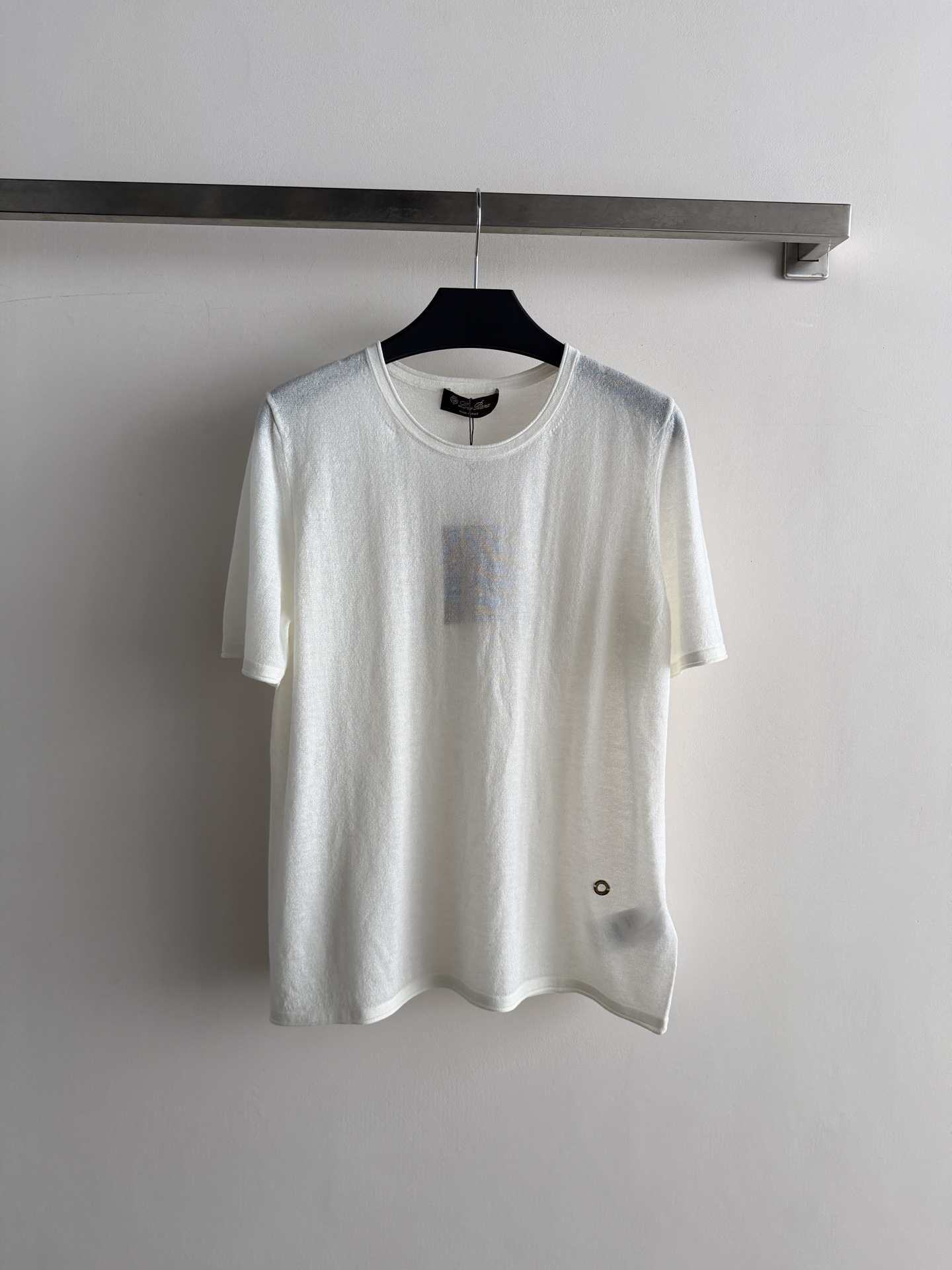 NO:864721,Lor Pian's latest short-sleeved T-shirt is made of blended fabric, soft and breathable, and super comfortable to wear in summer!  The front shoulder design + the metal logo details on the hem are perfect and highly recognizable. The round neck is simple and versatile, and can be easily worn for commuting and leisure. It is OK to wear alone or layered, and it is easy to create a clean and neat style!  SML, women's clothing, T-shirt, tees, t-shirt,19860909Lor Pian*新款短袖T恤,采用混纺面料,柔软透气,夏天穿超舒服！正肩设计+下摆金属logo细节满分,辨识度高.圆领简约百搭,通勤休闲都能轻松驾驭.单穿或内搭都很OK,轻松打造干净利落的穿搭风格！SML,女装,T-shirt,tees，t-shirt,,Women's clothing