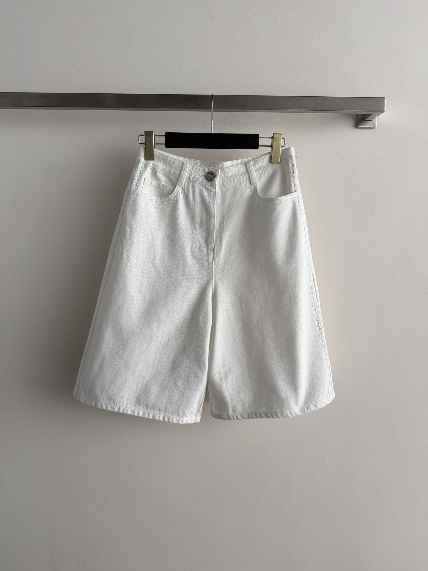 NO:901673,CHANE* denim cropped pants are made of pure cotton and have a loose straight design, making them super comfortable to wear in spring and summer!  The three-quarter length just exposes the ankles, slimming and flattering the legs. It is versatile. It looks refreshing with light or bright-colored tops. It is OK for commuting, shopping, and leisure ~ a must-have item for summer wardrobe!  SML,,chanel,19860909CHANE*牛仔七分裤采用纯棉材质,宽松直筒设计,春夏穿超舒适！七分长度刚好露脚踝,显瘦又修饰腿型百搭,随便配浅色或亮色上衣都很清爽,通勤、逛街、休闲都OK～夏季衣橱必备单品！SML,,chanel,,Women's clothing