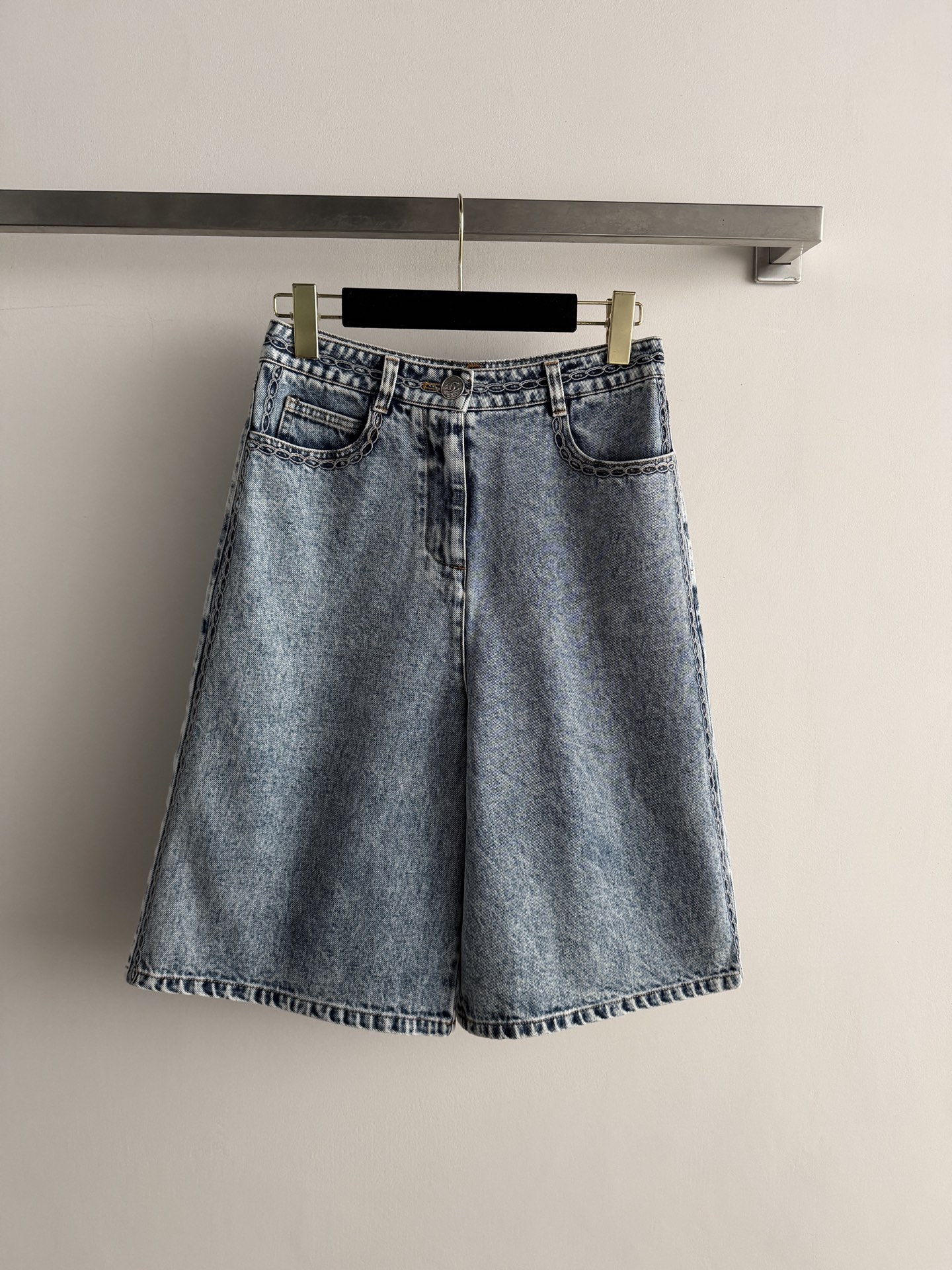 NO:864733,CHANE* denim cropped pants are made of pure cotton and have a loose straight design, making them super comfortable to wear in spring and summer!  The three-quarter length just exposes the ankles, slimming and flattering the legs. It is versatile. It looks refreshing with light or bright-colored tops. It is OK for commuting, shopping, and leisure ~ a must-have item for summer wardrobe!  SML,Chanel-clothing,chanel,chanel,19860909CHANE*牛仔七分裤采用纯棉材质,宽松直筒设计,春夏穿超舒适！七分长度刚好露脚踝,显瘦又修饰腿型百搭,随便配浅色或亮色上衣都很清爽,通勤、逛街、休闲都OK～夏季衣橱必备单品！SML,香奈儿-服装,chanel,chanel,,Women's clothing