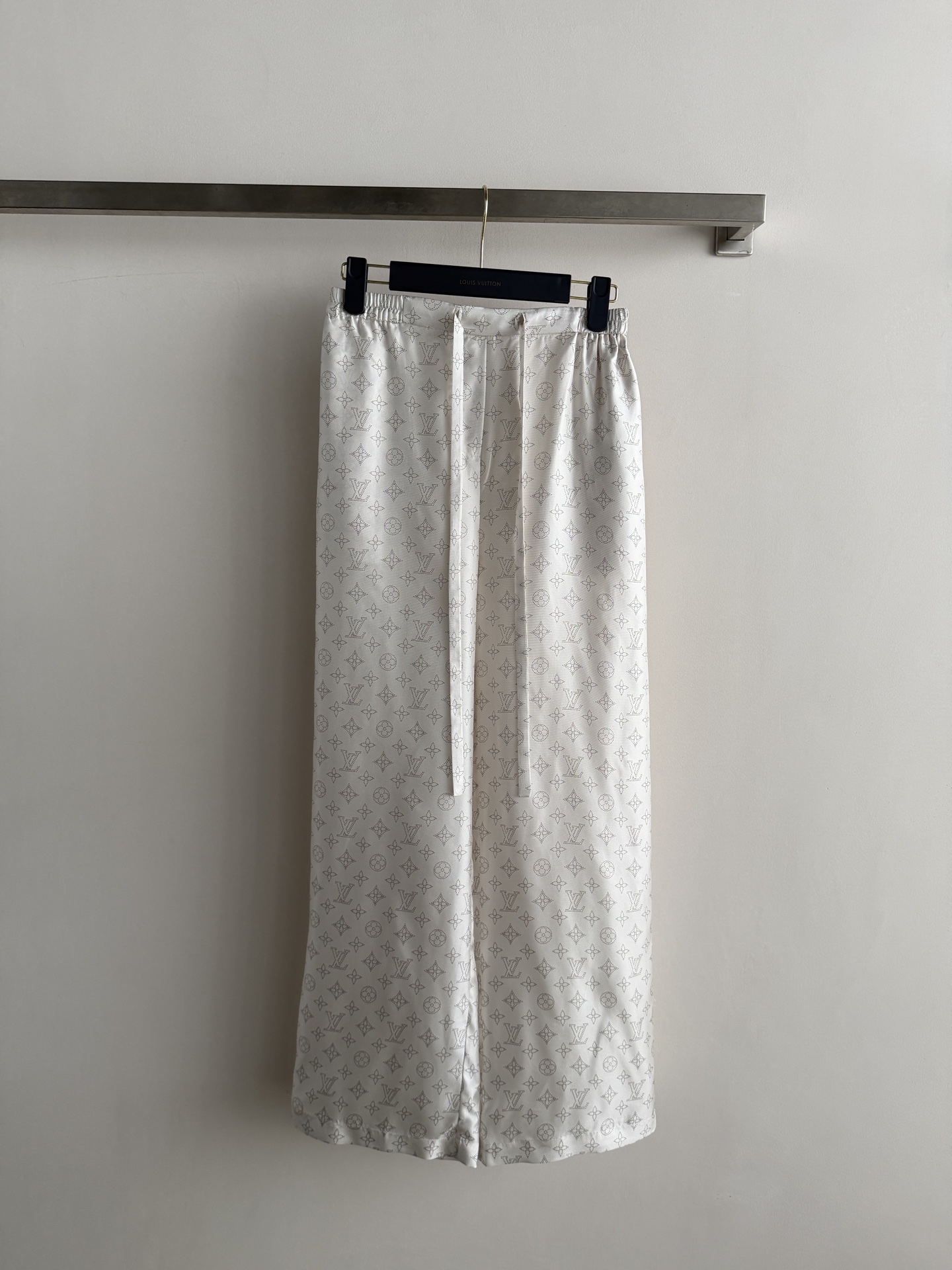 NO:864434,LV Monogram printed straight pants, classic presbyopia pattern, high-quality mulberry silk fabric, light, soft and breathable, super comfortable to wear in spring and summer. Loose wide legs + waist tie, modified leg shape and comfortable, can be easily controlled for daily commuting, home, and vacation. Pair with shirts from the same series or simple tops to easily get a high-end look. SML, Louis Vuitton-clothing, louis vuitton, louis vuitton, loro piana, shirts,19860909LV Monogram印花直筒裤,经典老花图案,高品质桑蚕丝面料、轻薄柔软透气,春夏穿超舒服.宽松阔腿+腰部系带,修饰腿型又自在,日常通勤、居家、度假都能轻松驾驭.搭配同系列衬衫或简约上衣,轻松get高级感穿搭.SML,路易威登-服装,louis vuitton,louis vuitton,loro piana,shirts,,Women's clothing